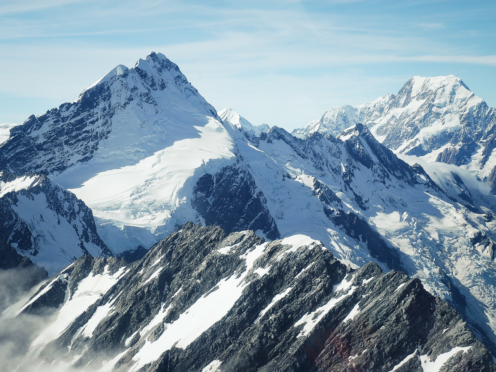 Заснеженные вершины гор