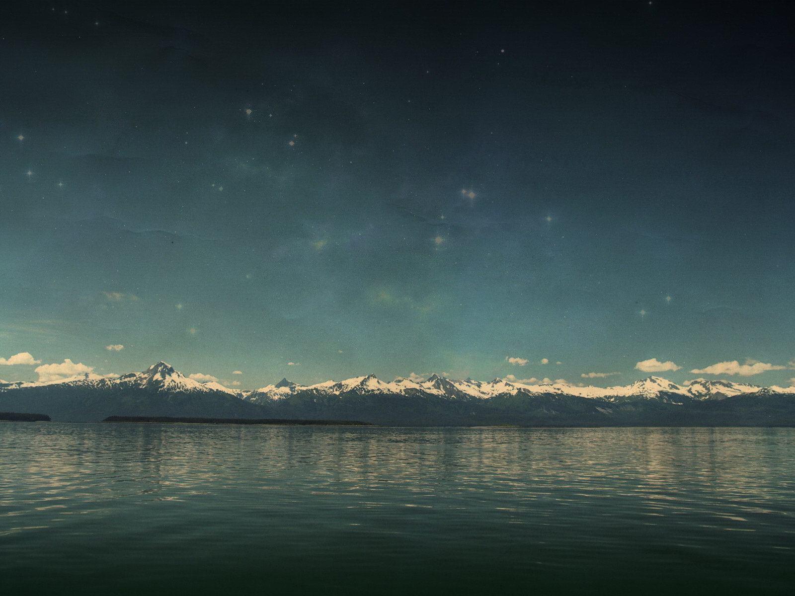 Снежные вершины гор за морем