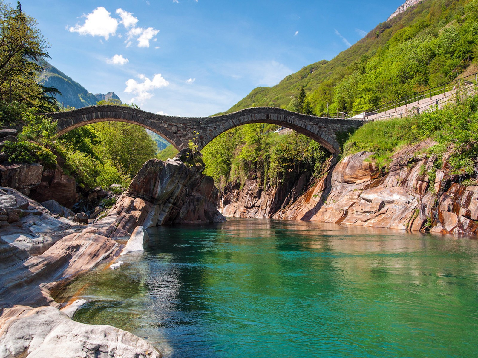 Каменный мост в горах