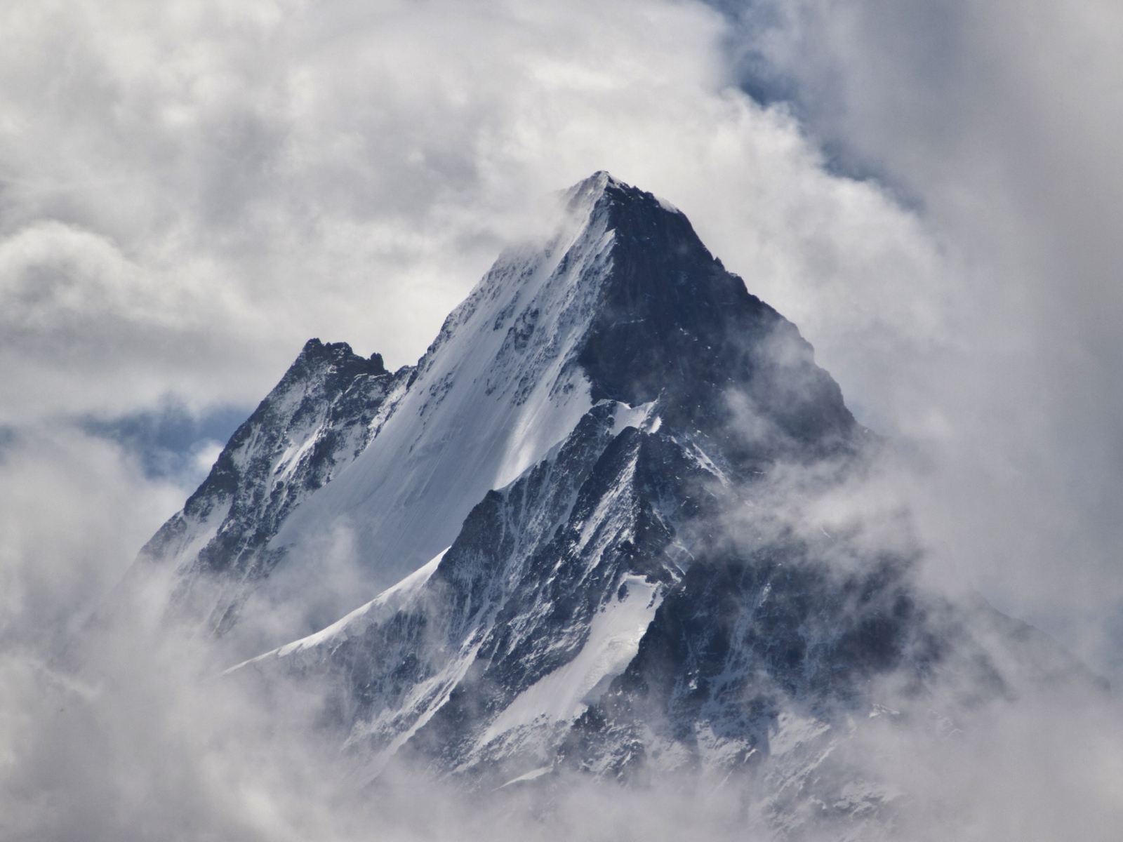 Вершина горы в окружении облаков