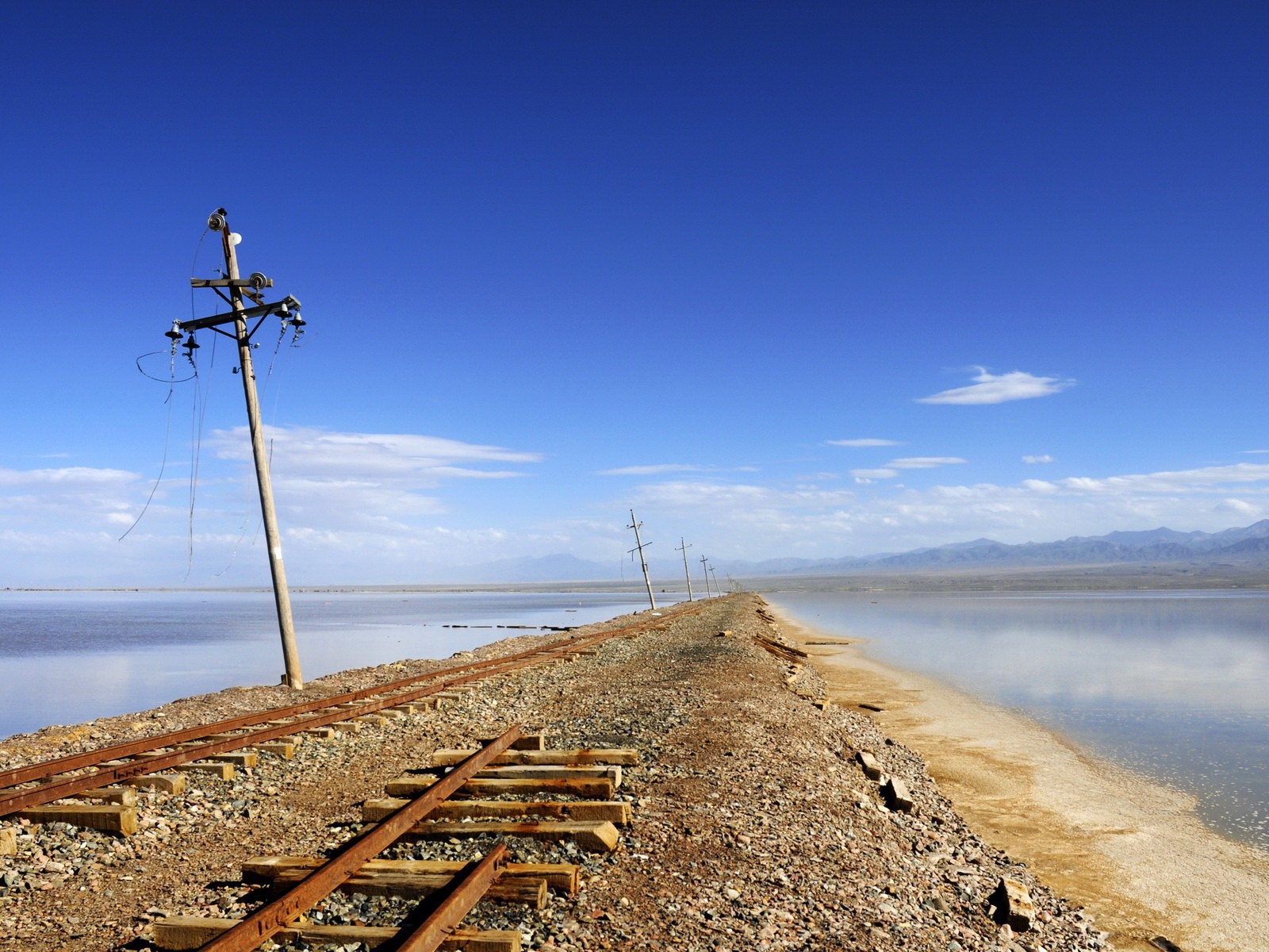 Разрушенная железная дорога у воды