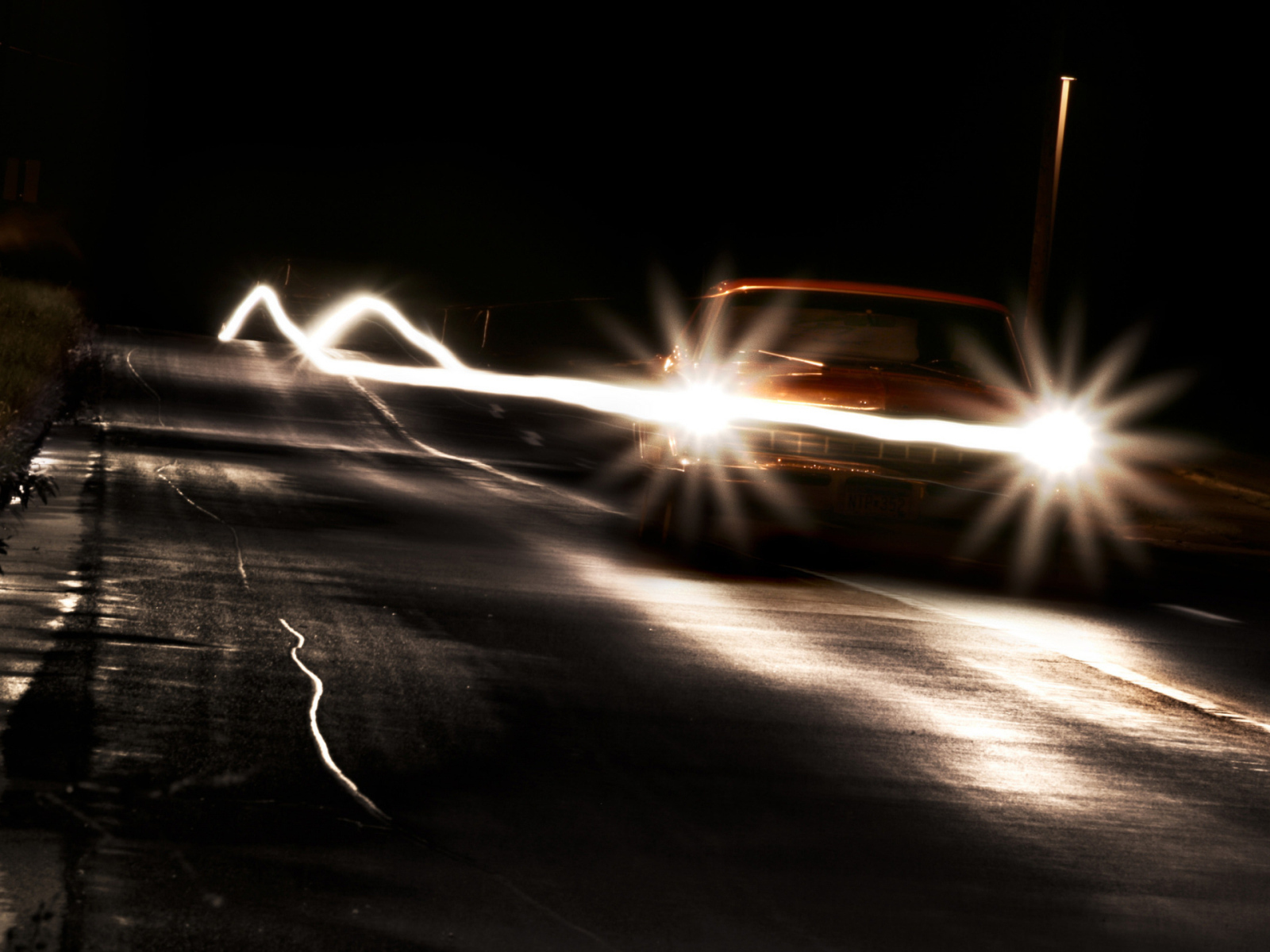 Автомобиль на ночной дороге