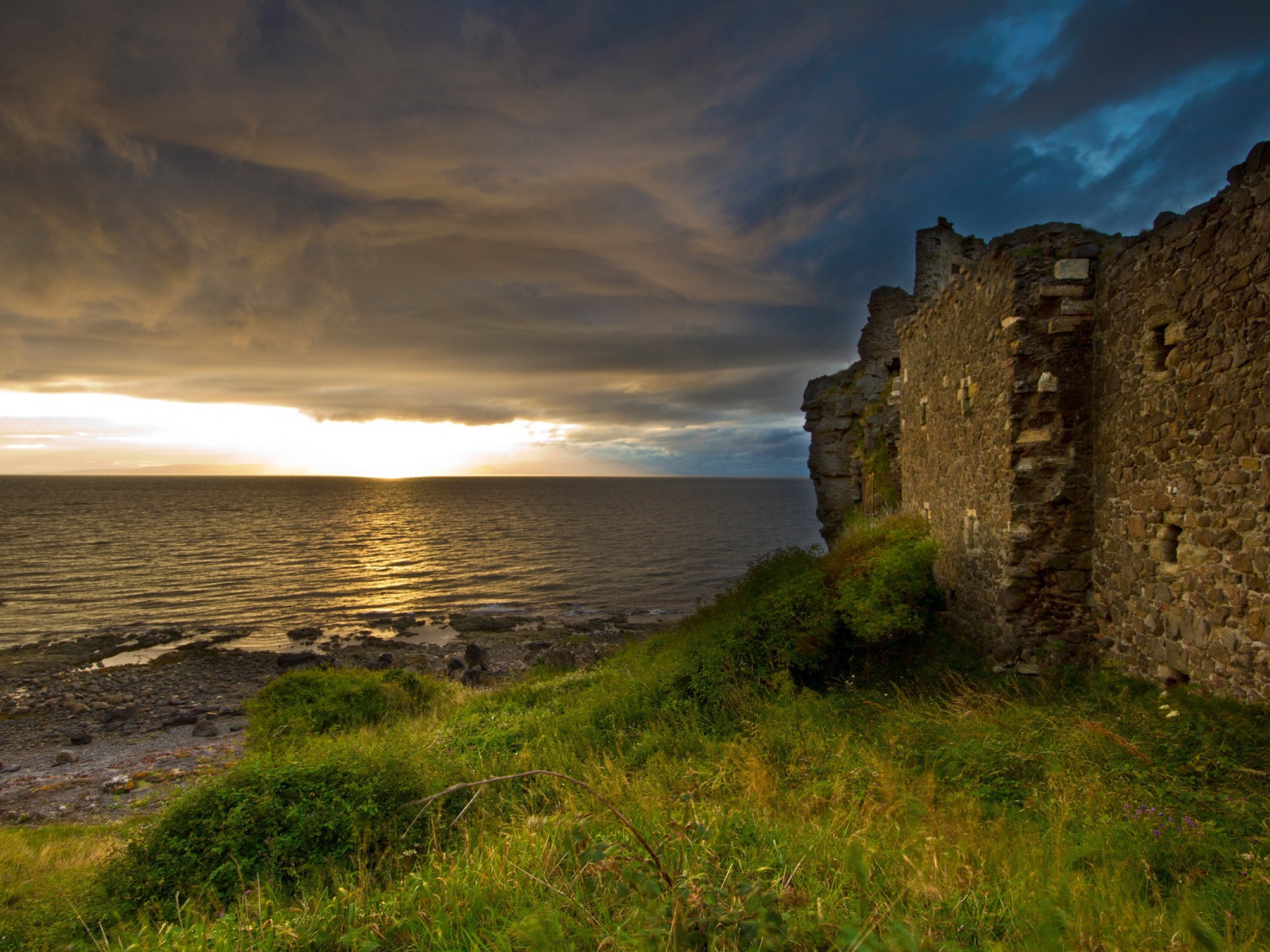 Стена старинной постройки на берегу моря