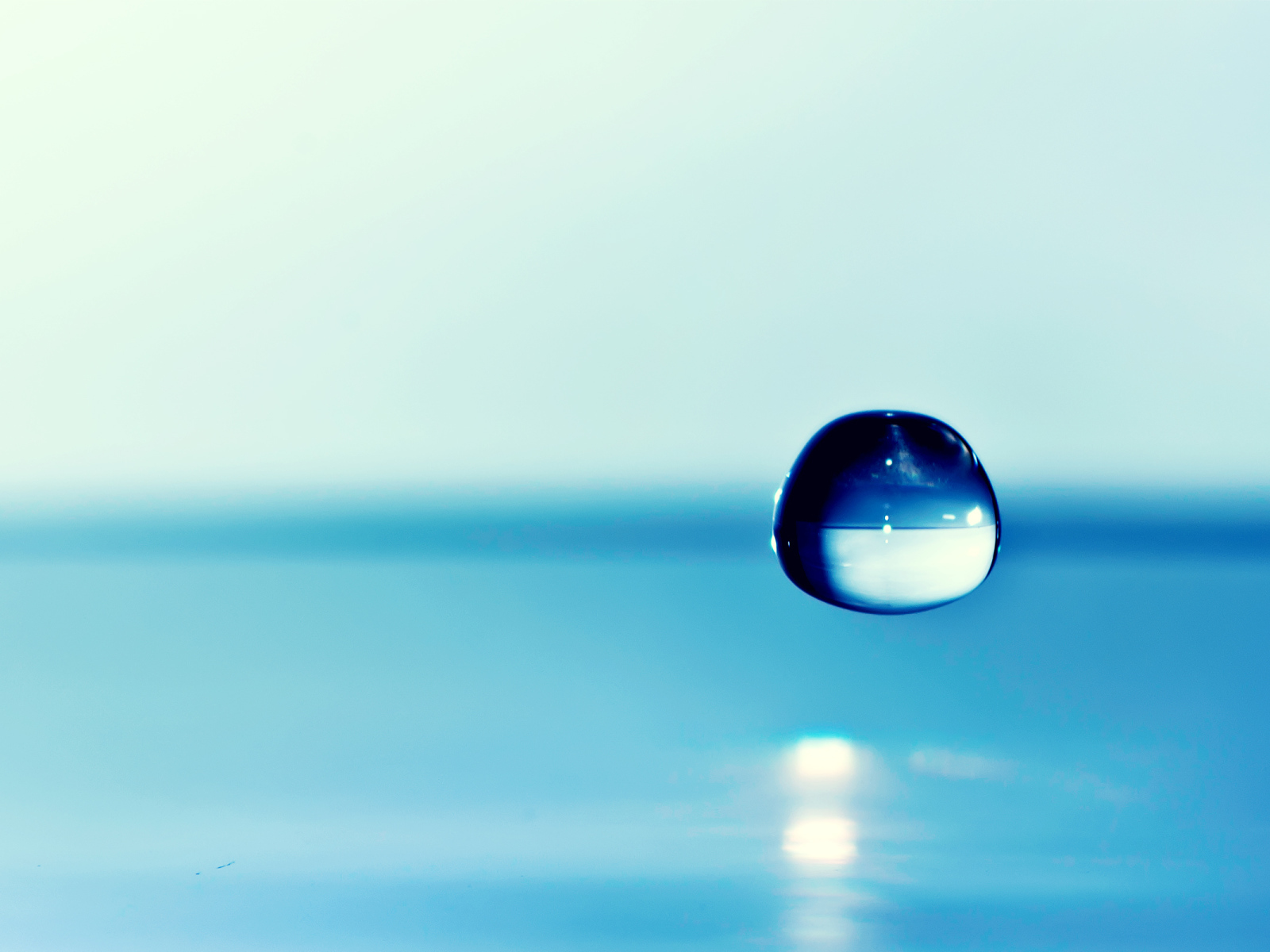 Падающая голубая капля воды