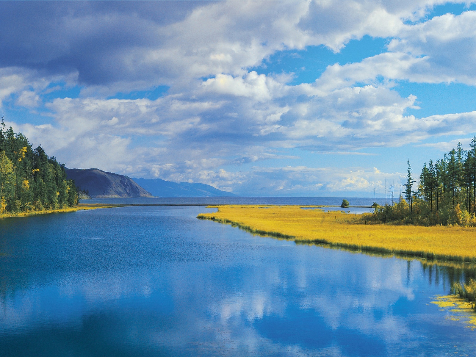 Спокойная широкая река среди гор