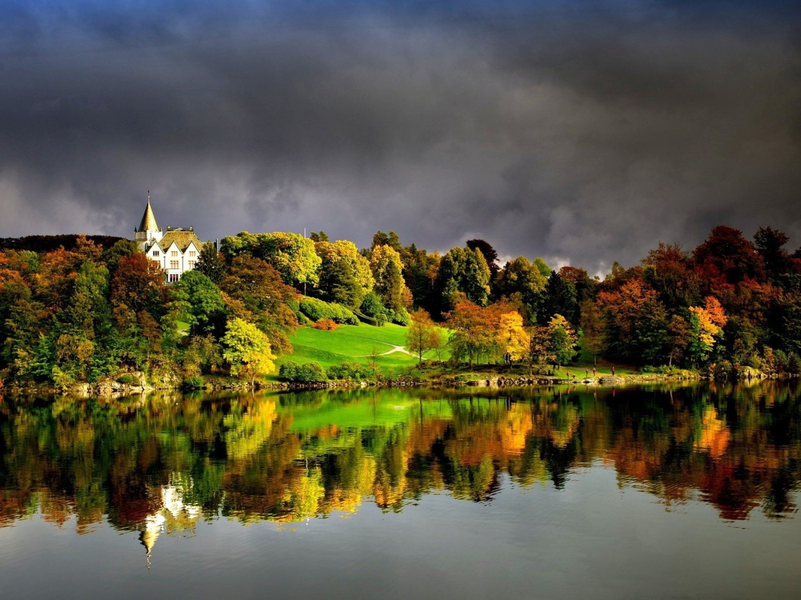 Темные облака над лесом у озера