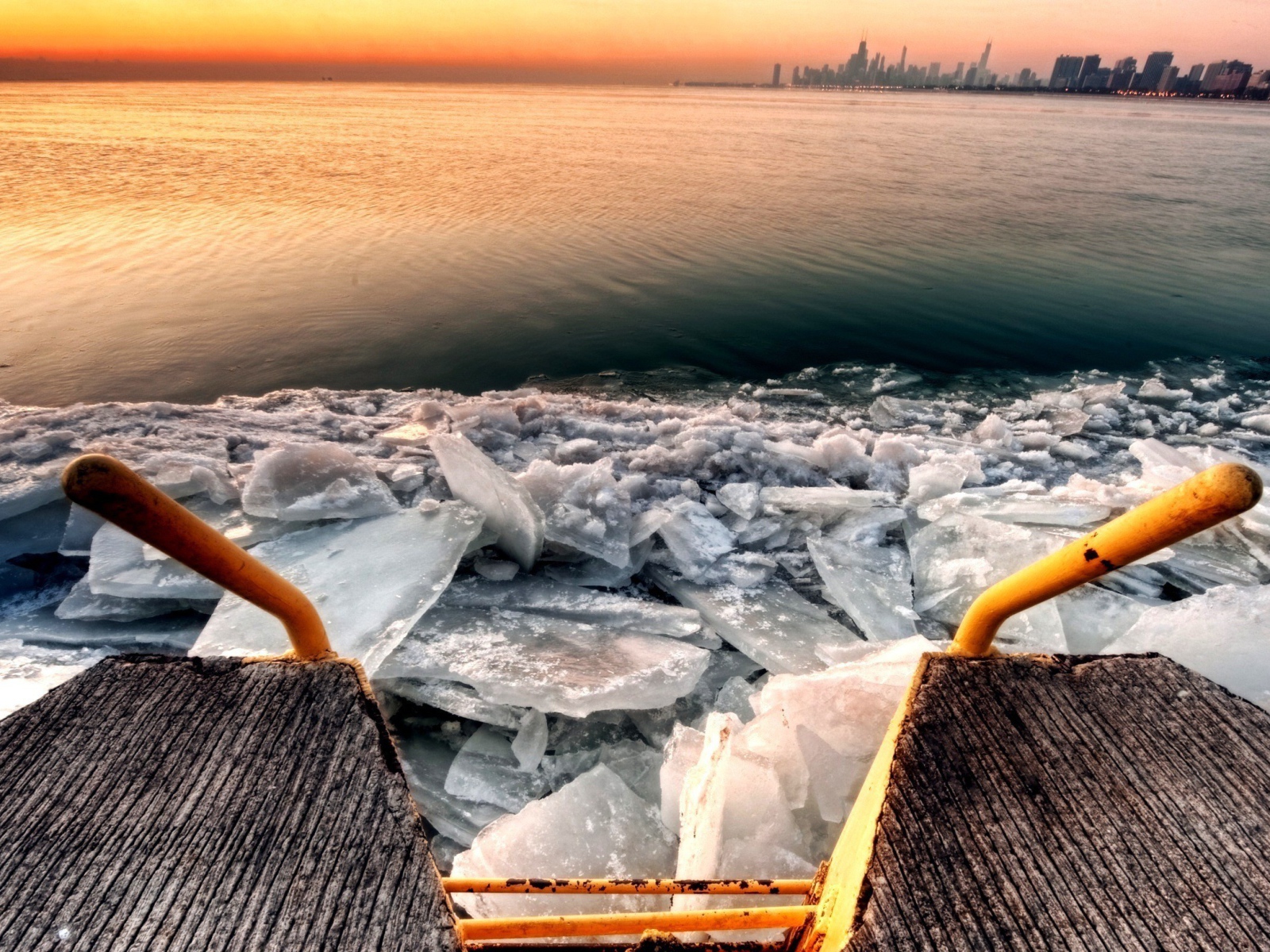 Лед у берега озера, фото HDR