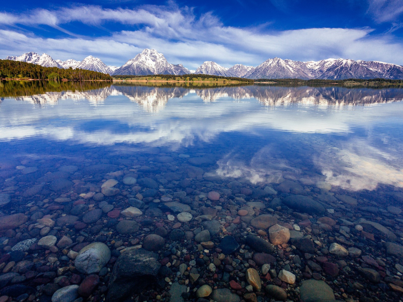 Гладкие камни на дне чистого горного озера