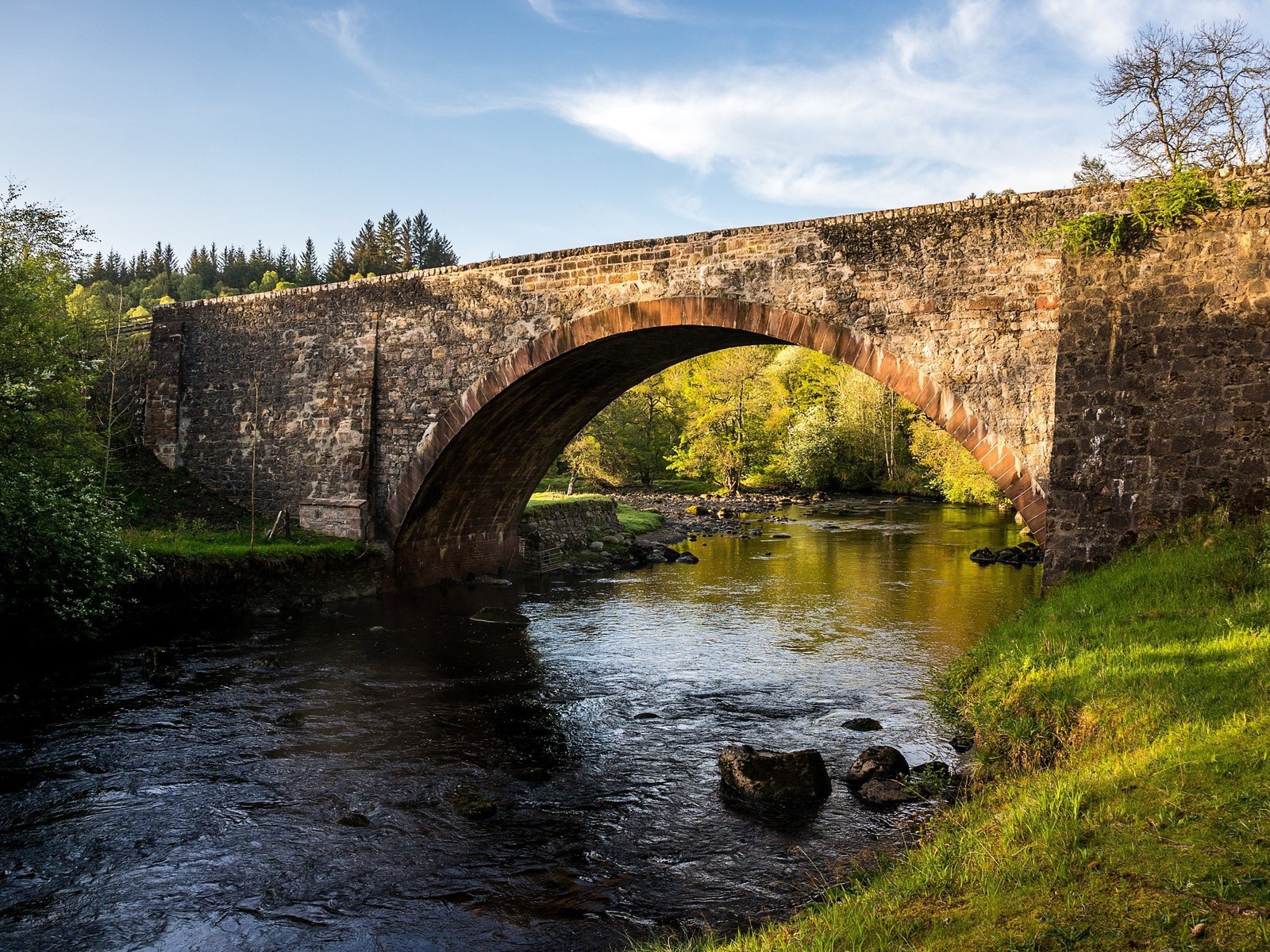 Основательный каменный мост через реку