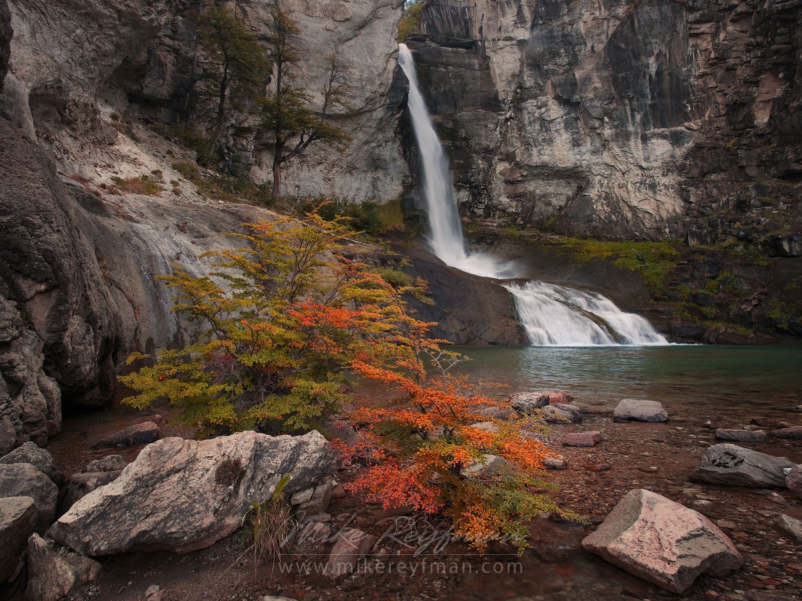 Начало реки у отвесной скалы