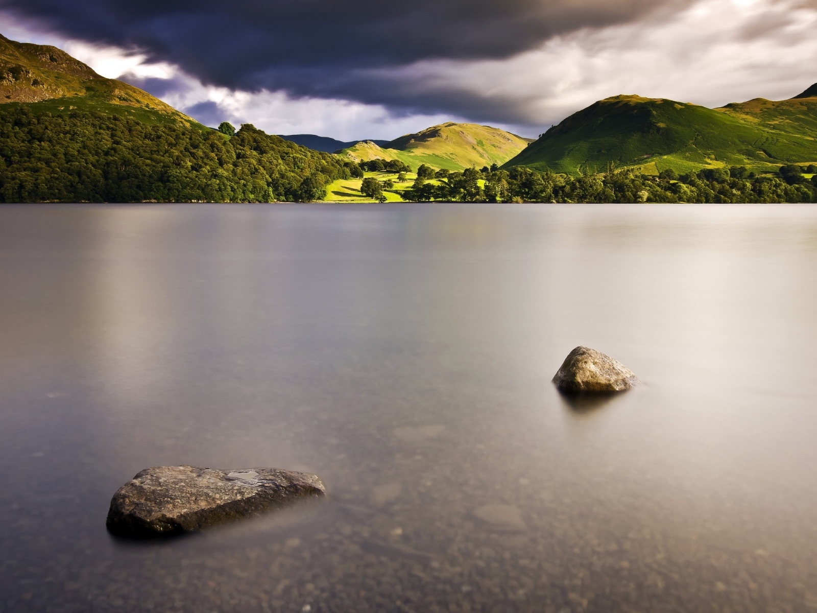 Камни в воде мелкого озера