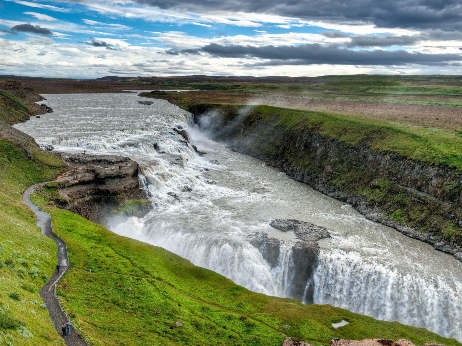 Река спускается с плоскогорья