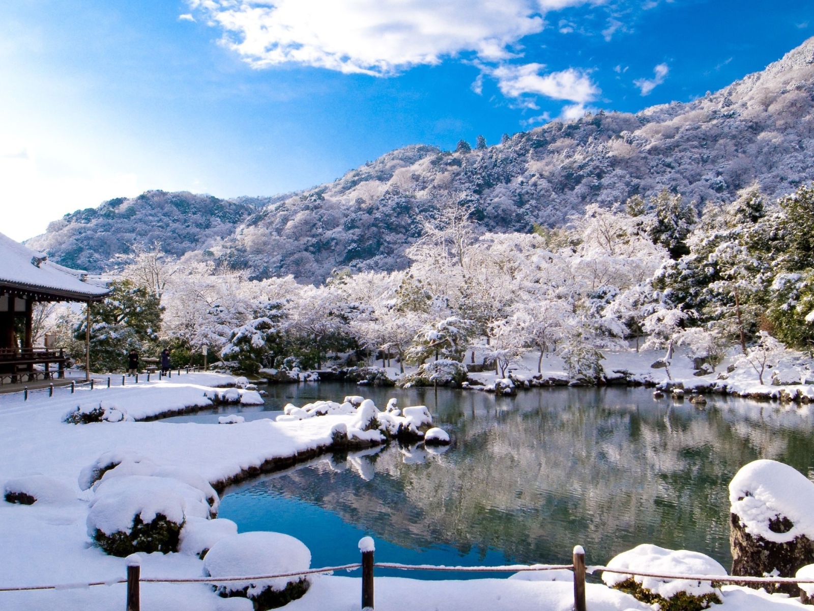 Теплая вода горного озера