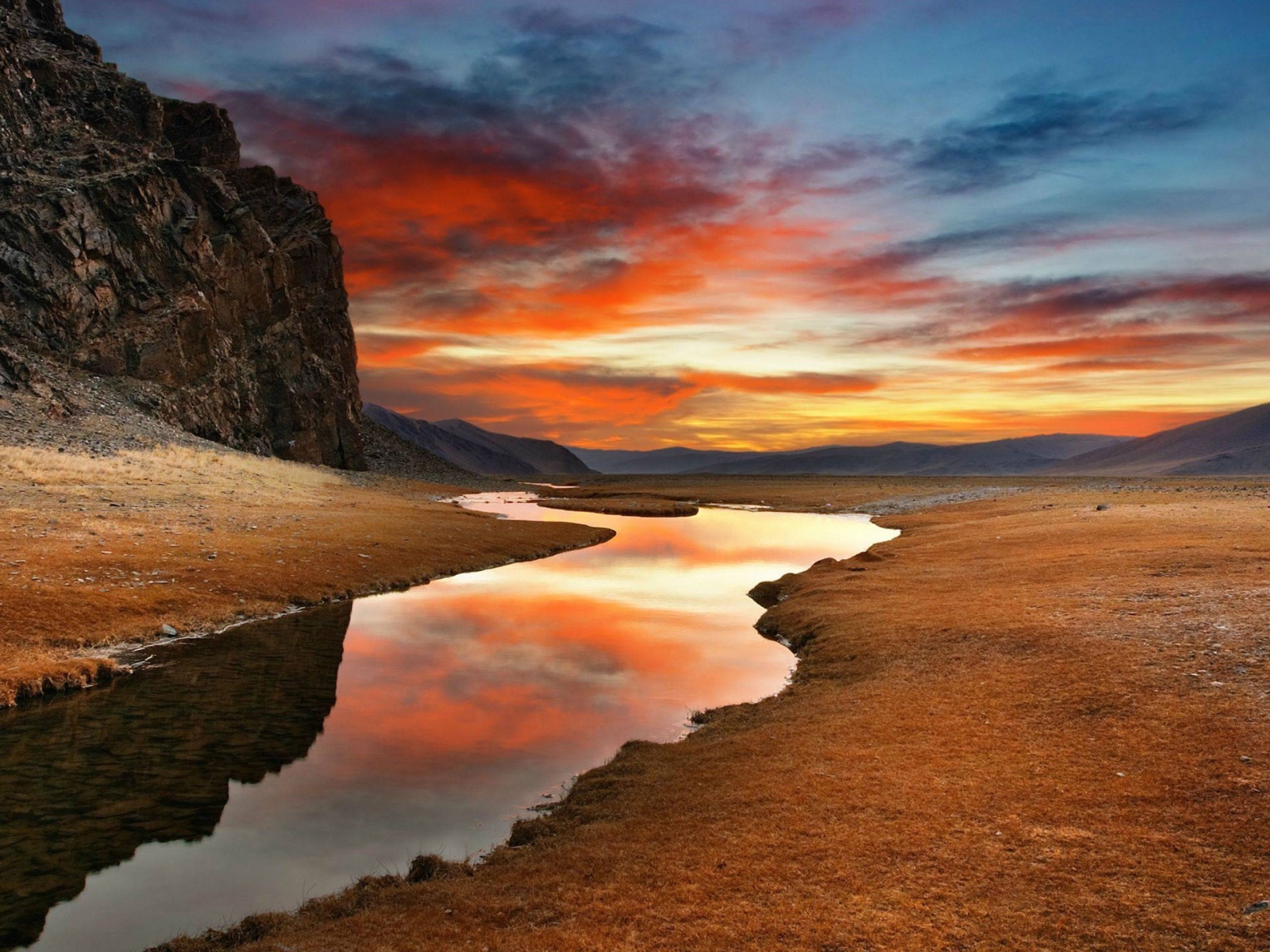 Прозрачная река на мертвом плоскогорье