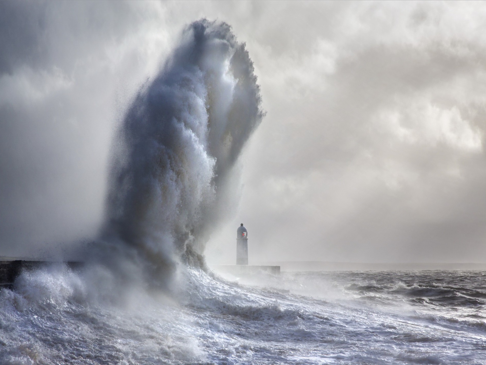 Огромная волна над маяком