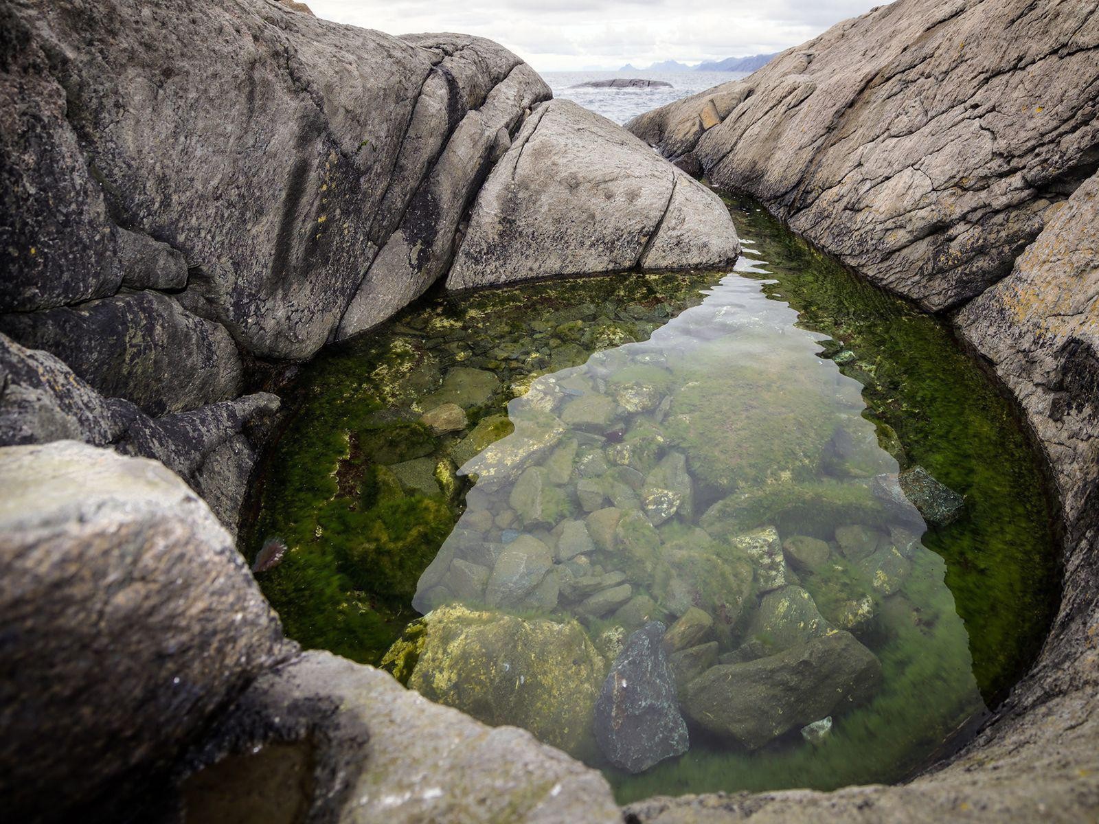 Небольшое озерцо среди скал у берега