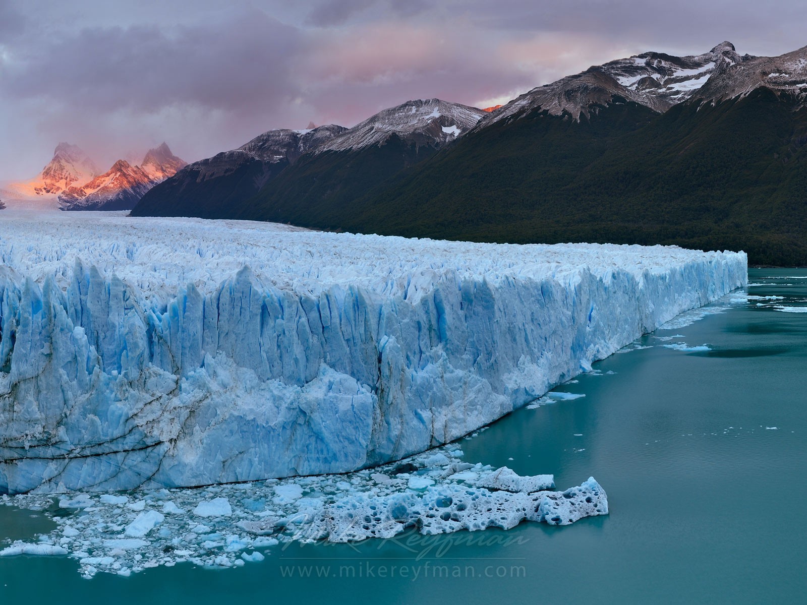 Голубой ледник переходит в море