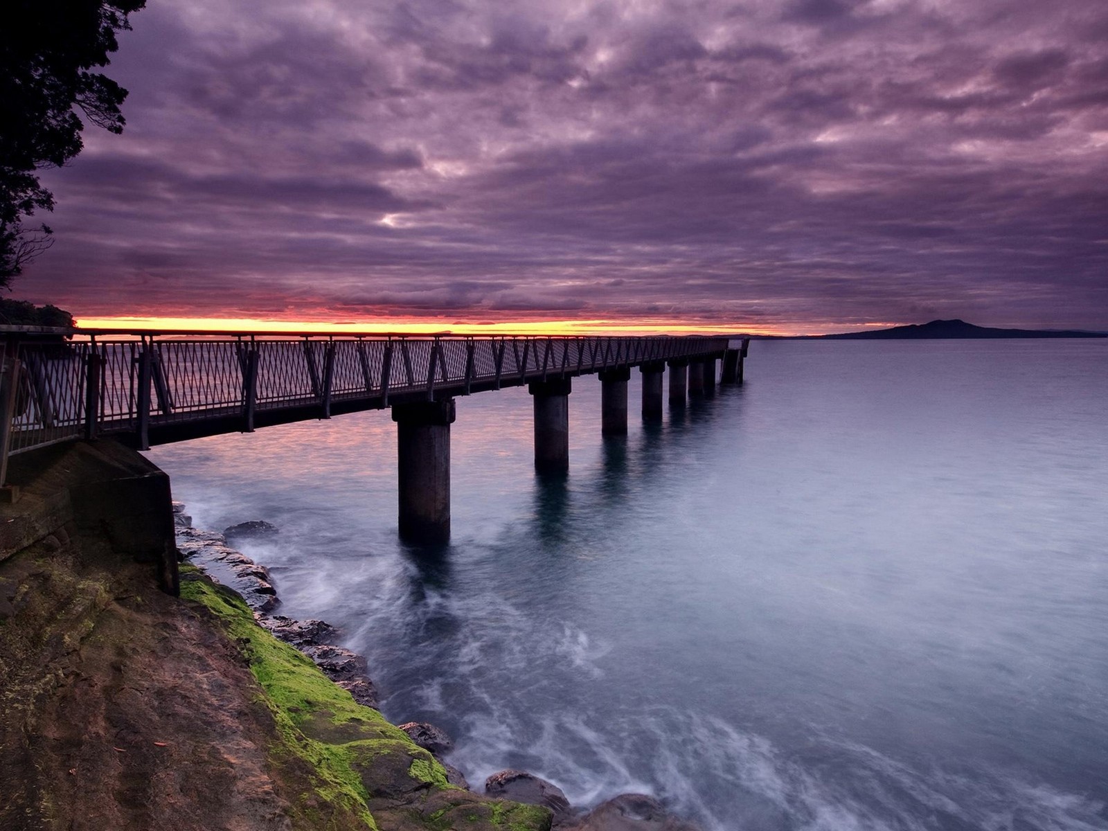 Пирс в заливе на бетонных сваях