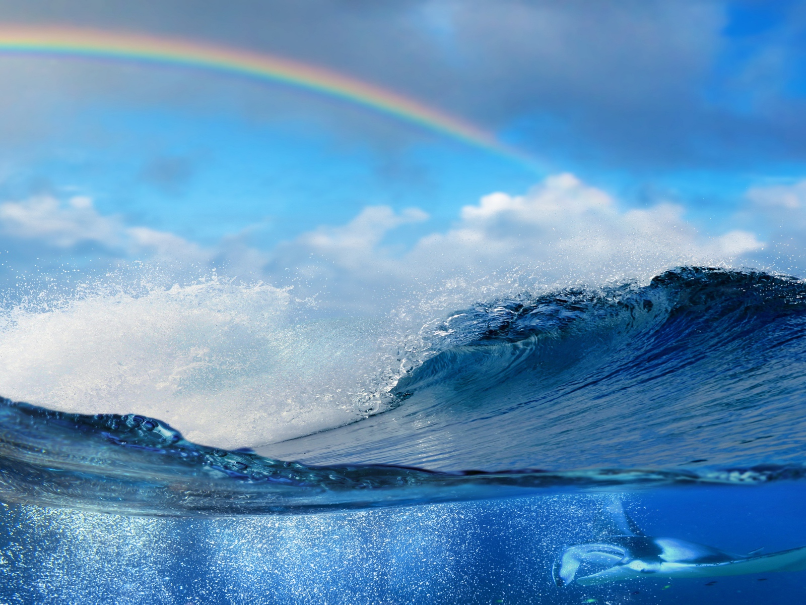 Радуга над морскими волнами