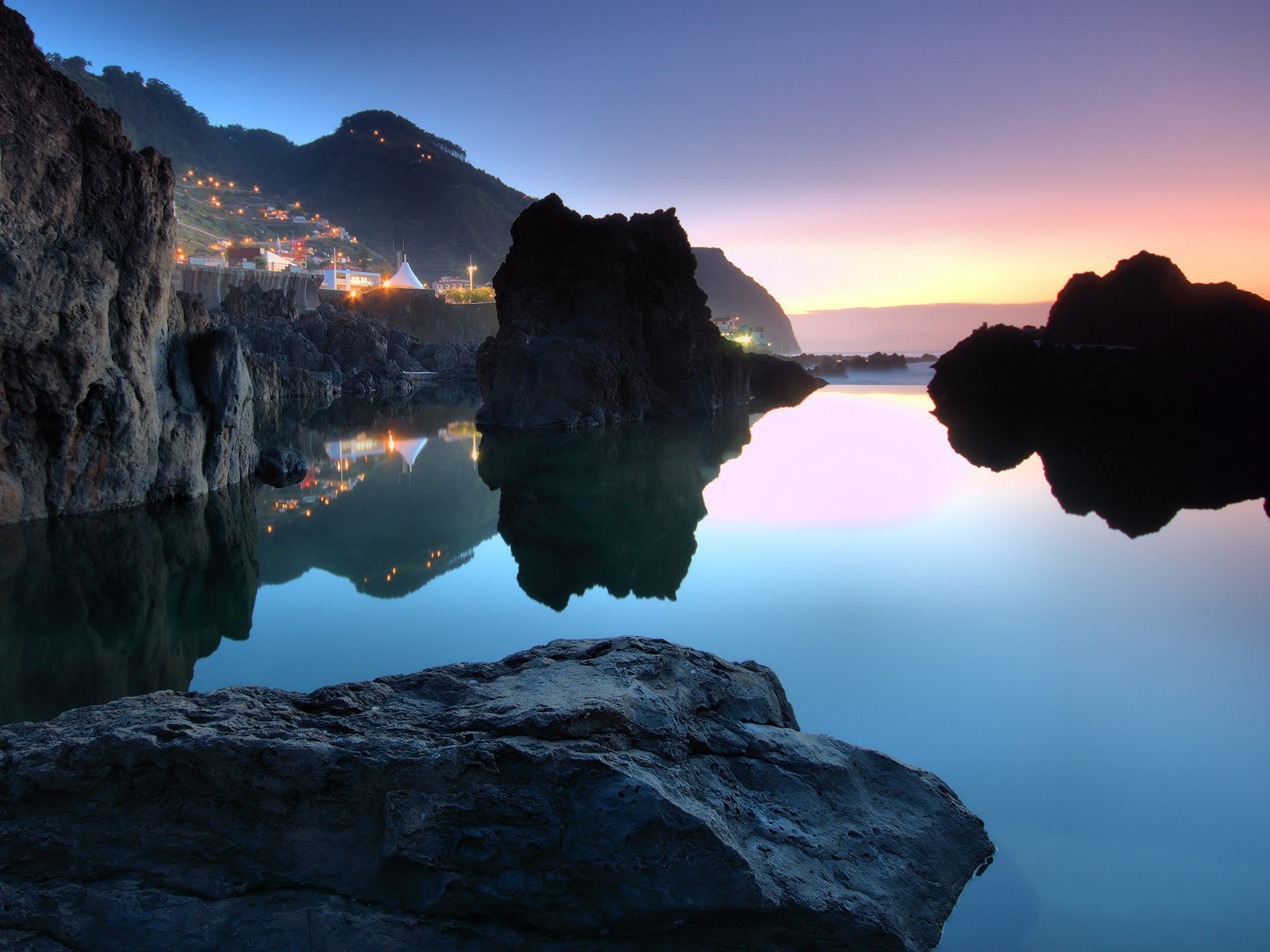 Камни и скалы у берега моря