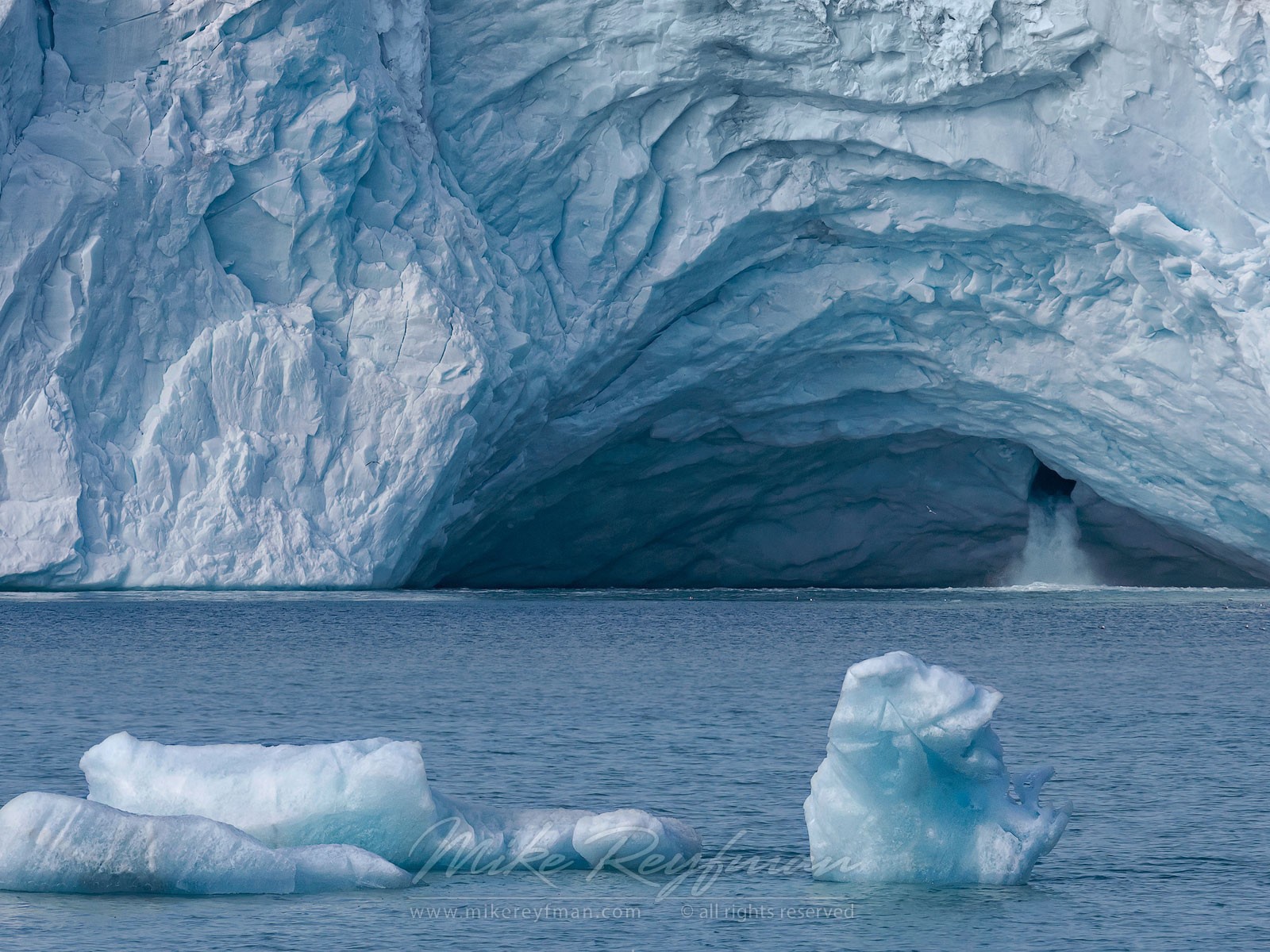 Поток вытекает из ледника в море