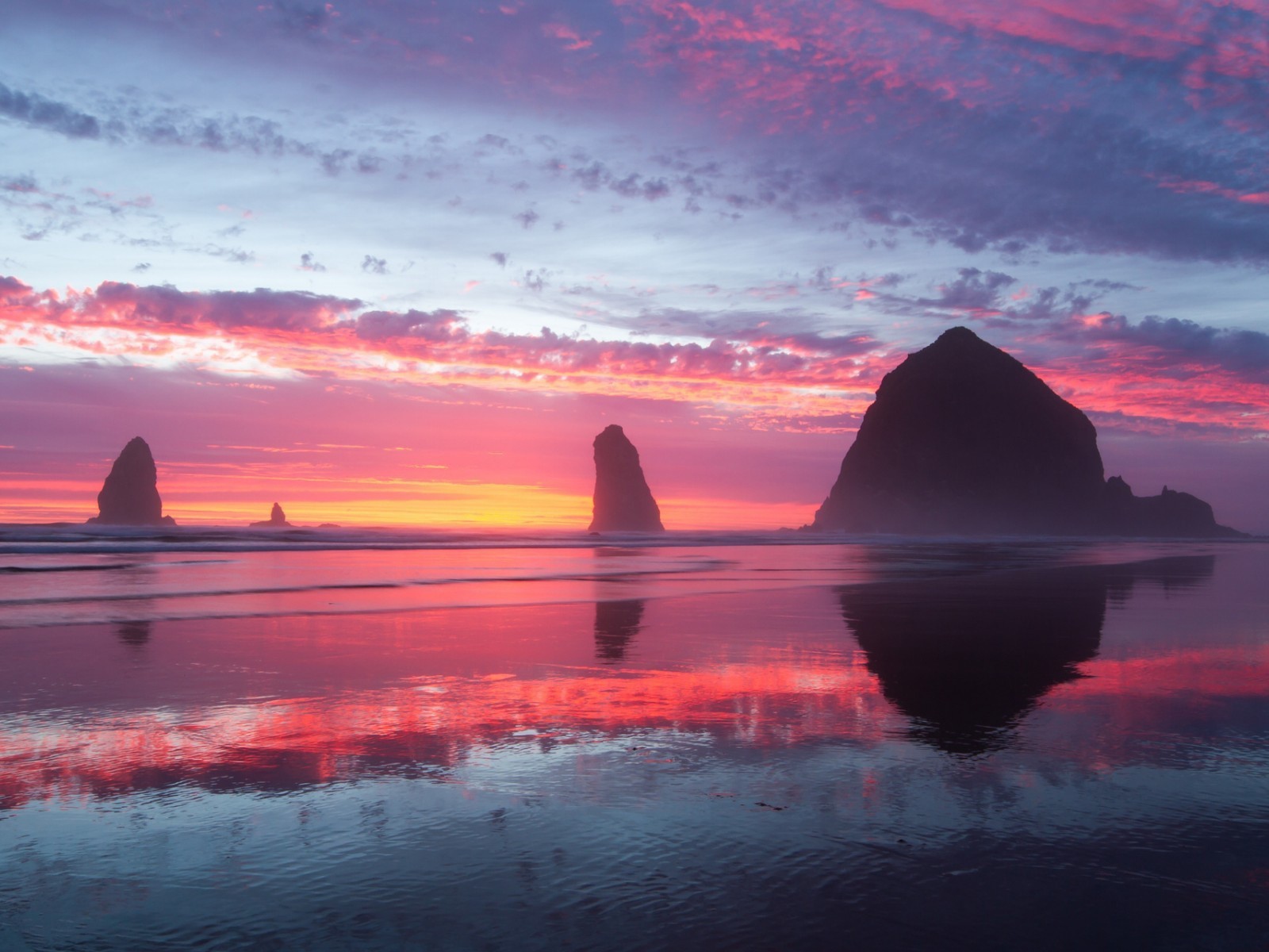 Скалы у берега на фоне заката