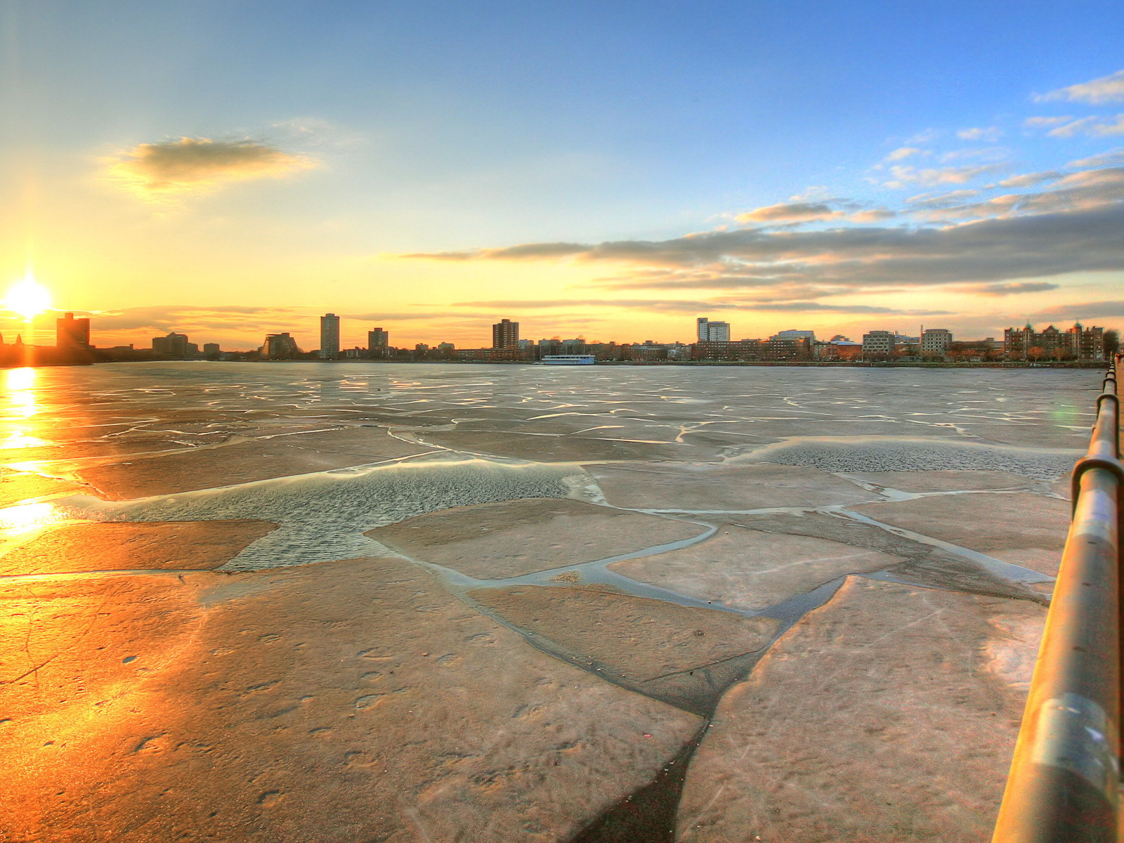 Закат на пирсе около города