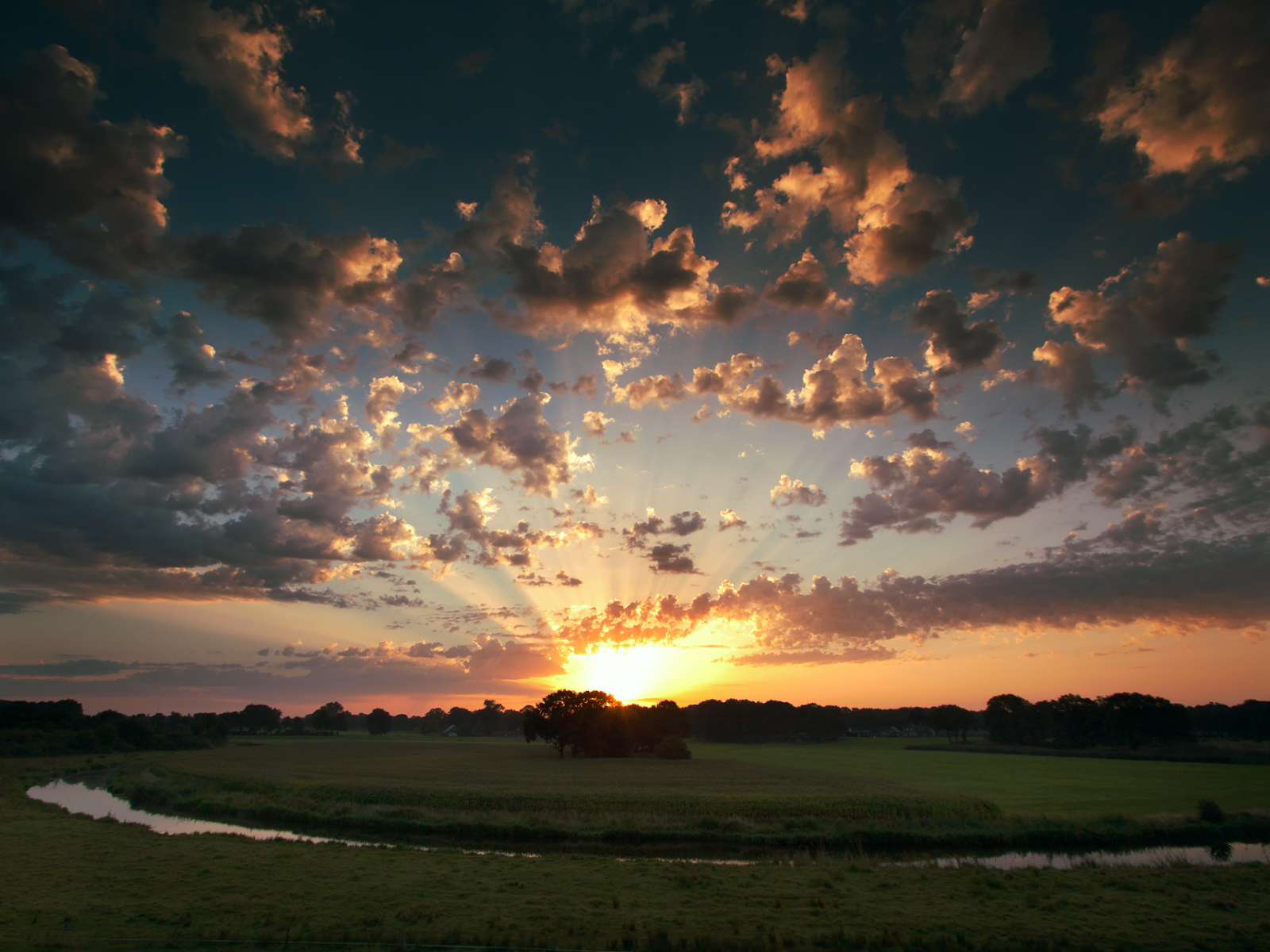 Закат на поле у реки