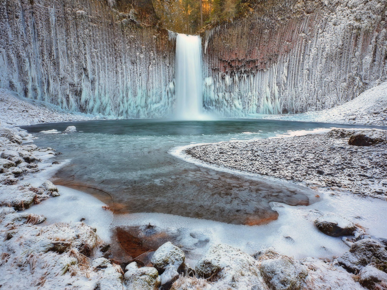 Замерзший зимний водопад