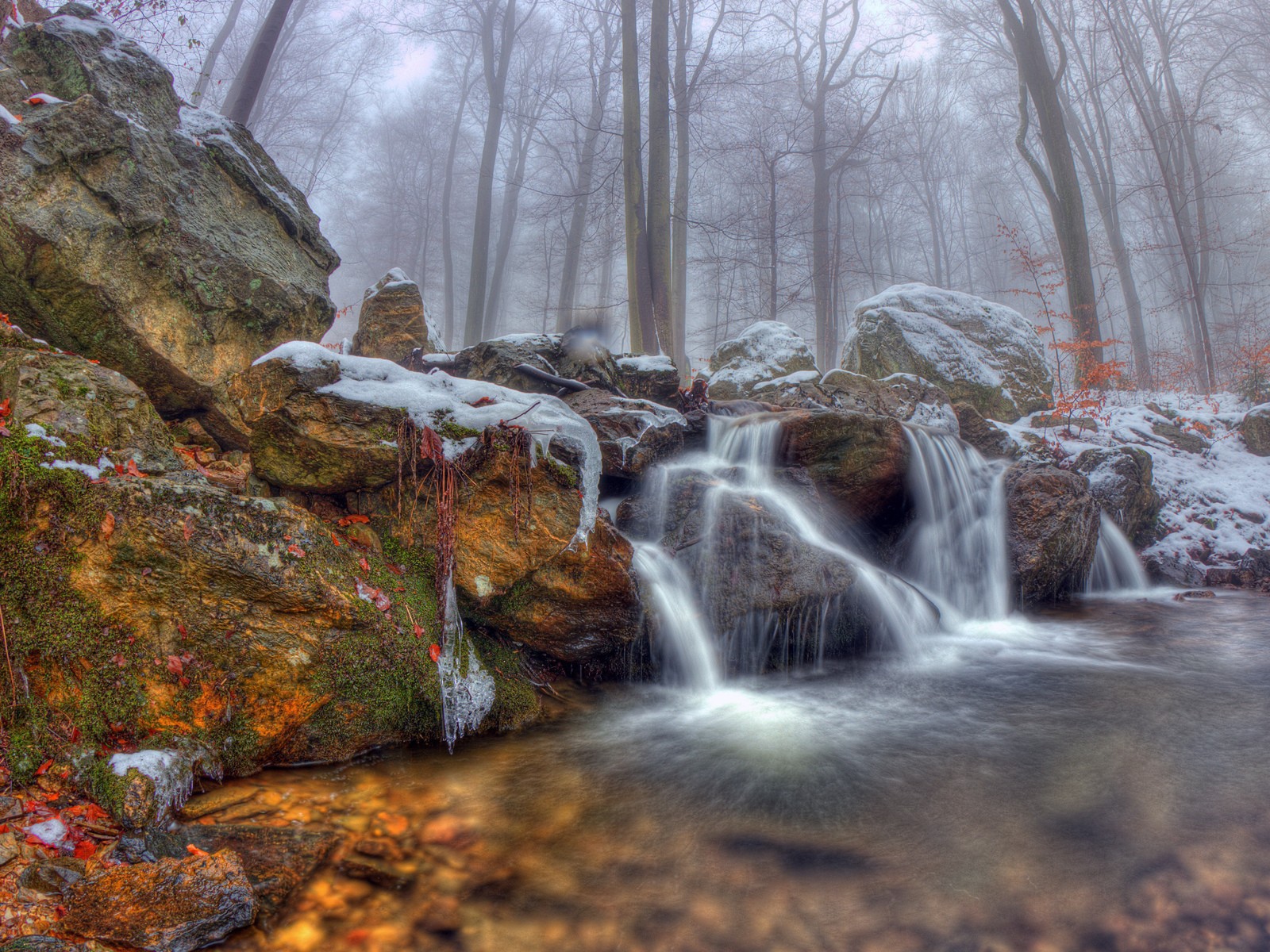 Водопад на фоне туманного леса