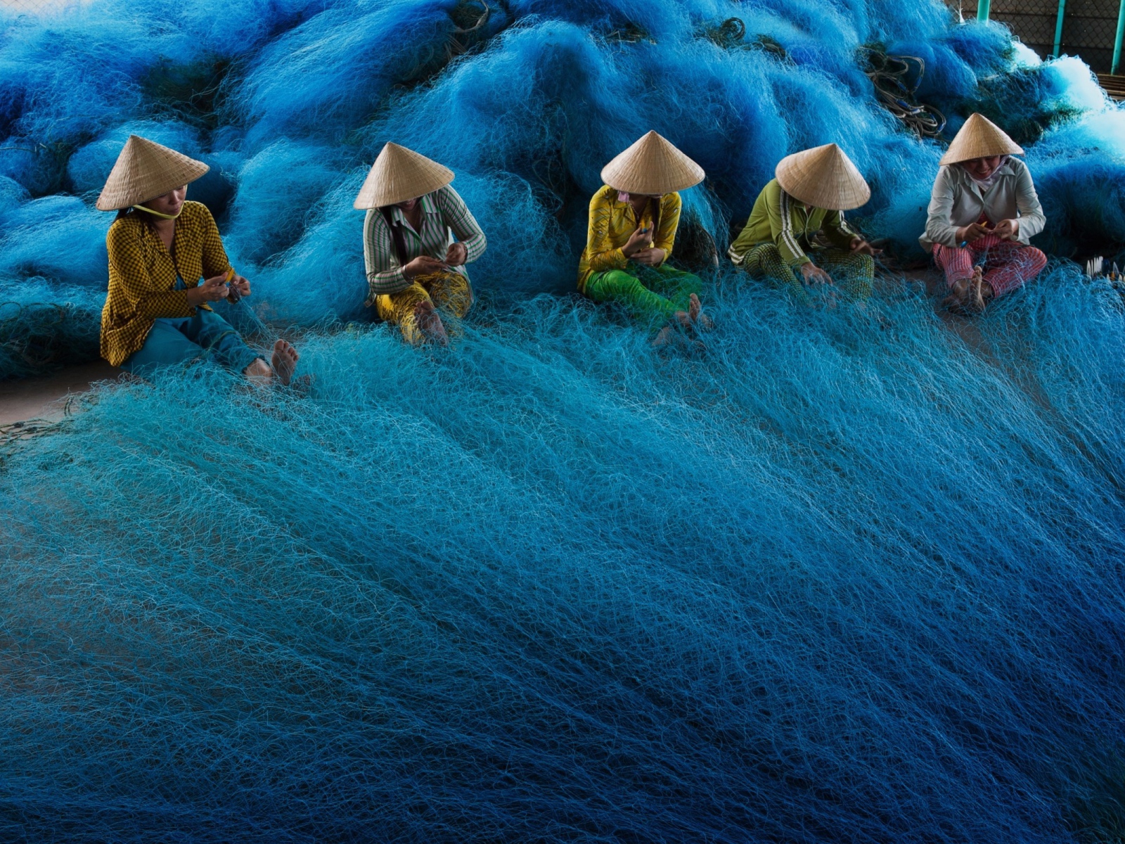 Вьетнамские женщины плетут рыболовные сети