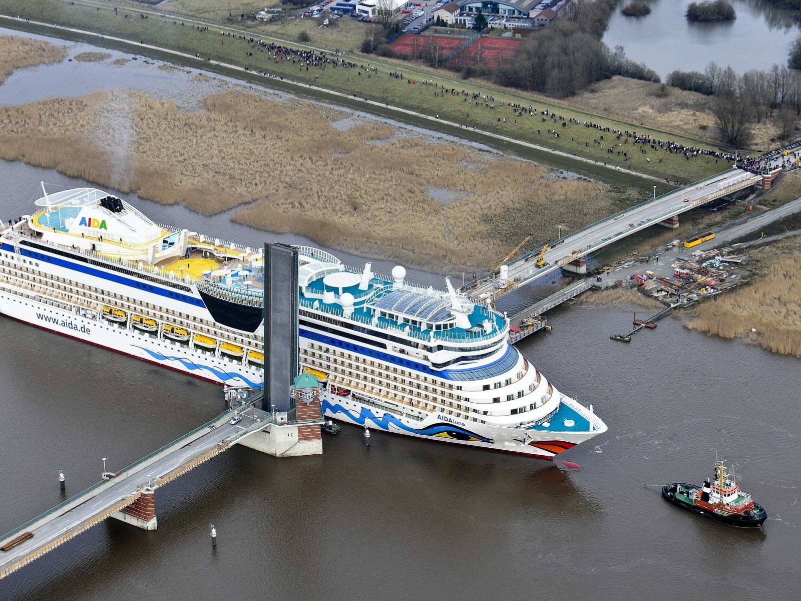 Корабль Аида проходит разводной мост