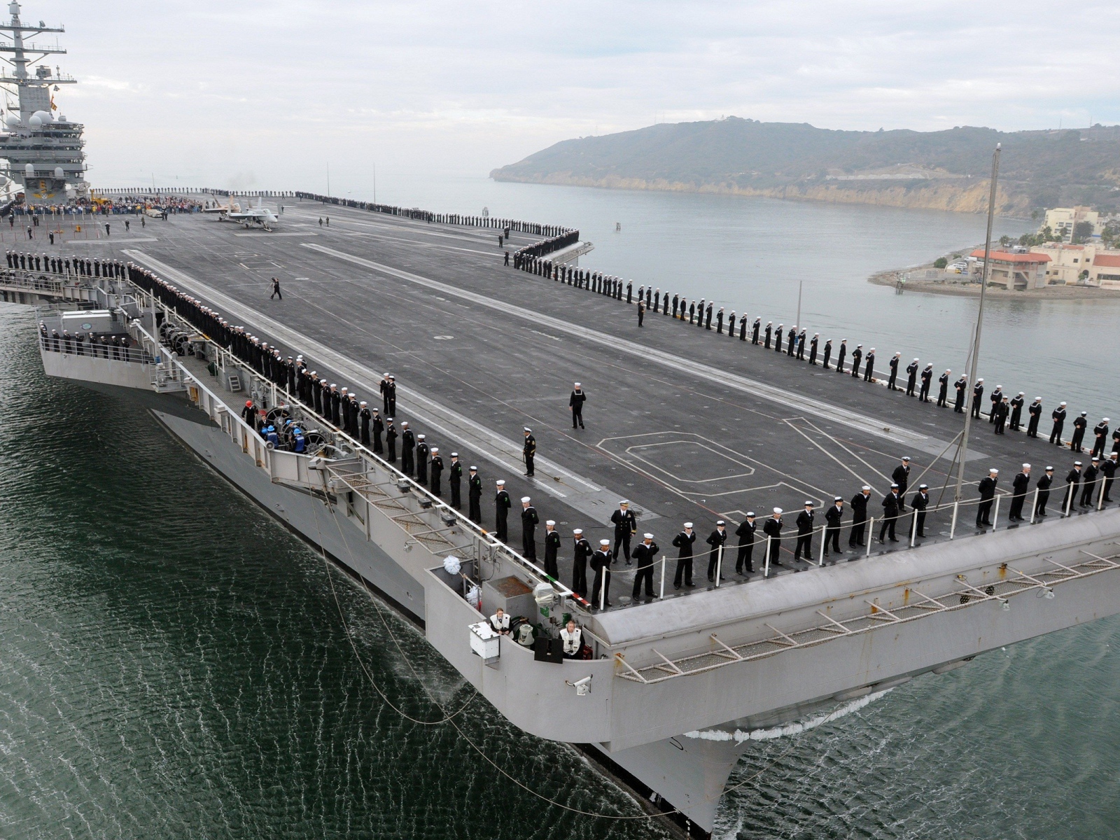 Построение матросов на борту авианосца