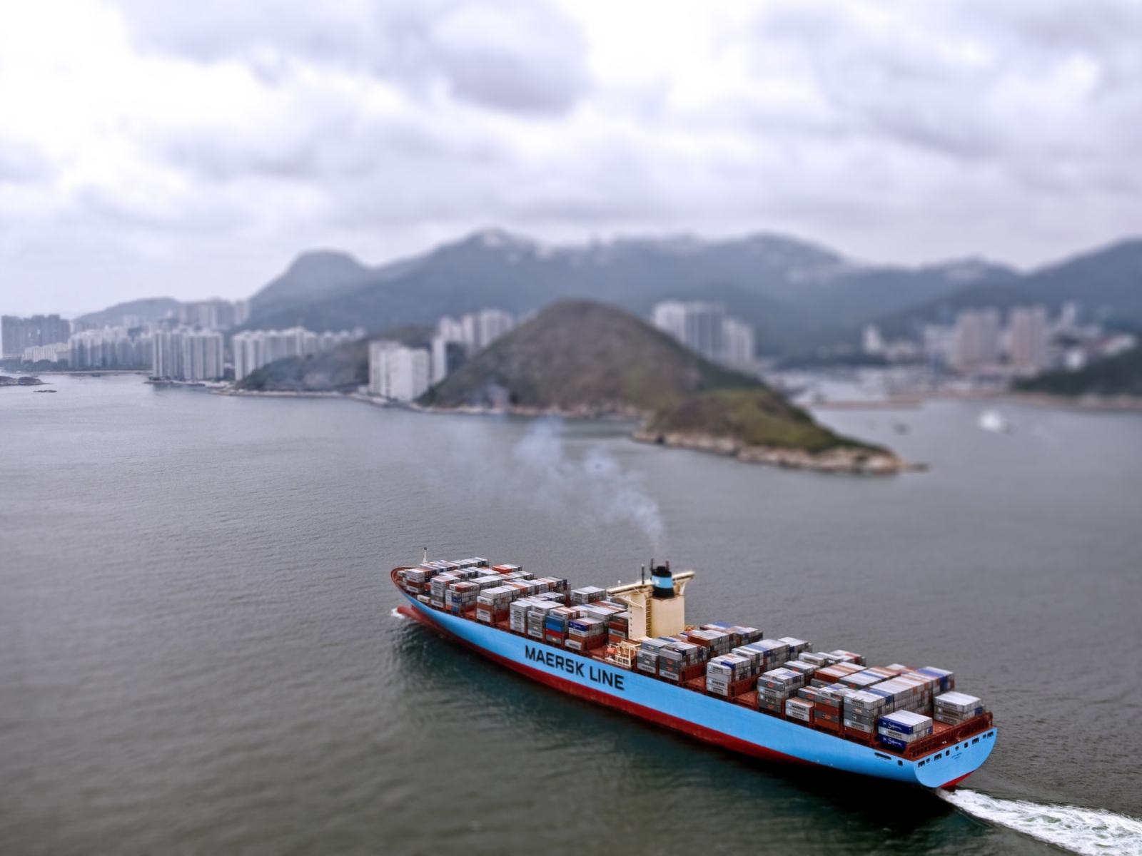 Контейнеровоз отправляется в путь