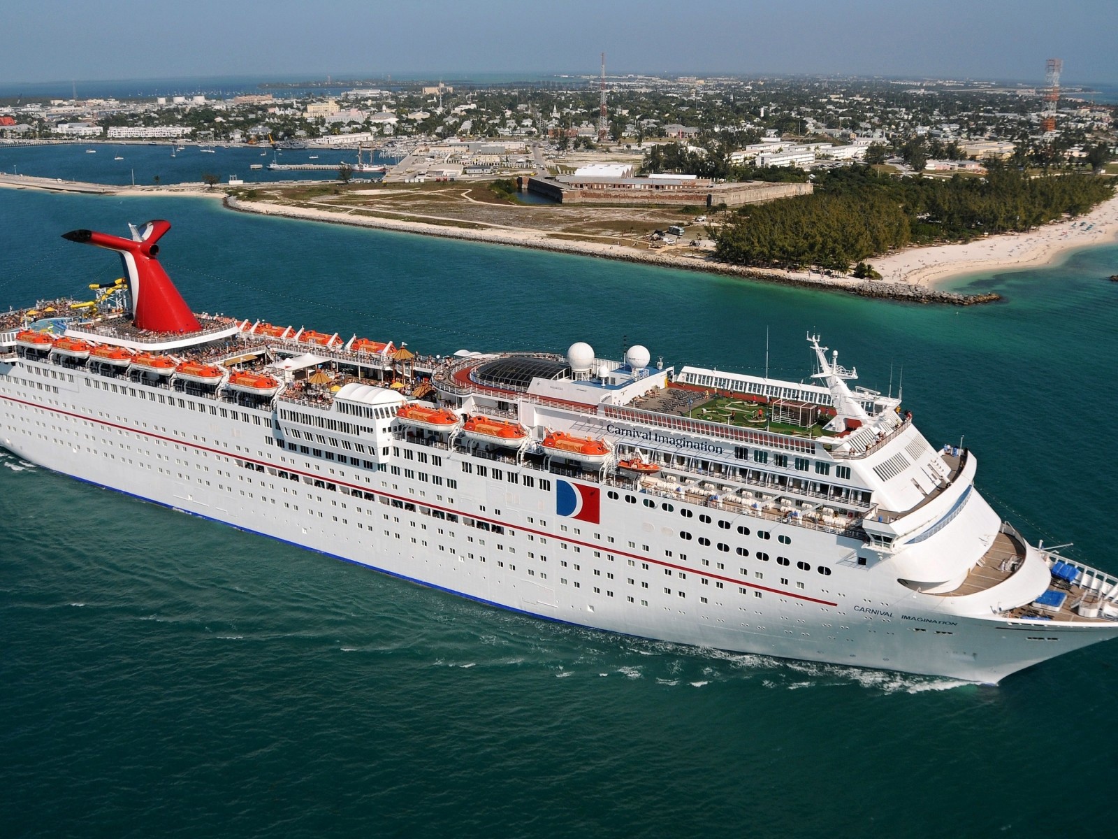 Круизный корабль с красной трубой