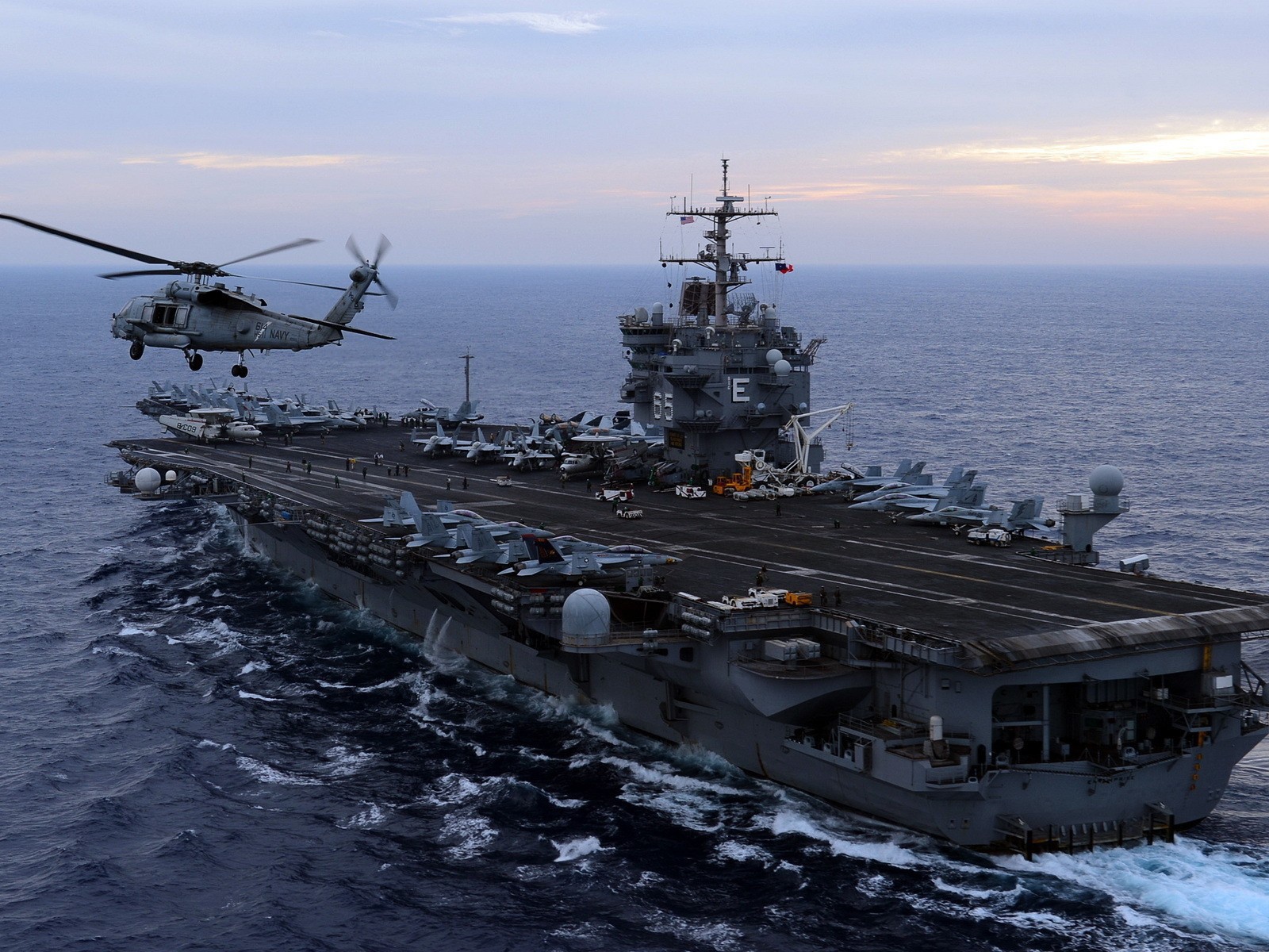 Вертолет на фоне авианосца