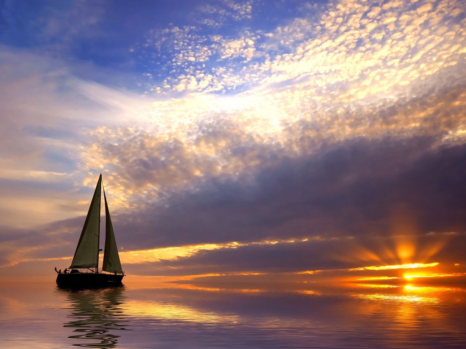 Парусная лодка в спокойном море на закате