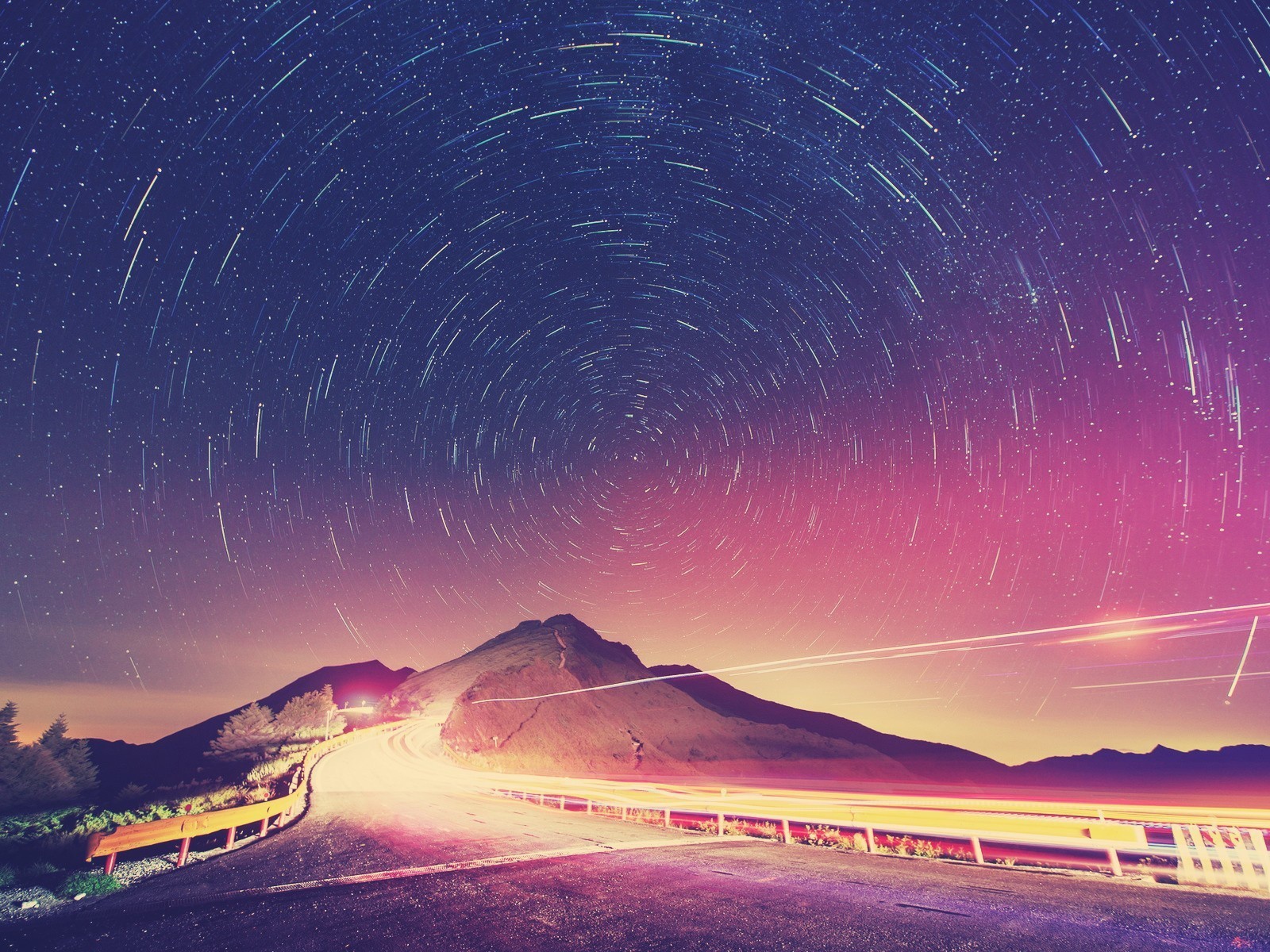 Ночное вращение звезд над горой