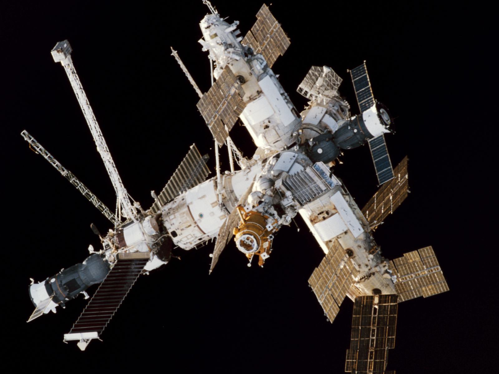 Космическая станция на черном фоне