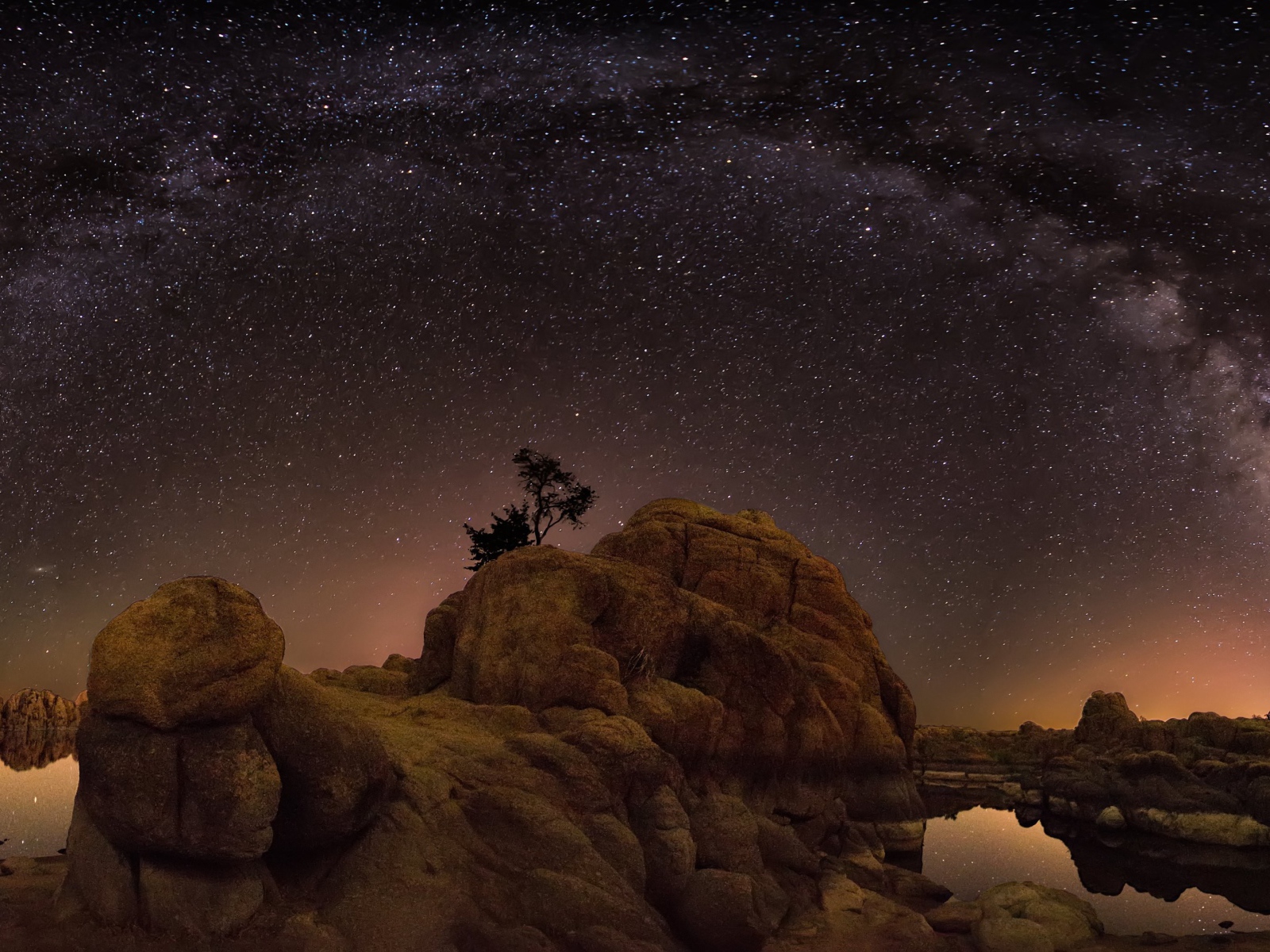 Млечный путь над скалами