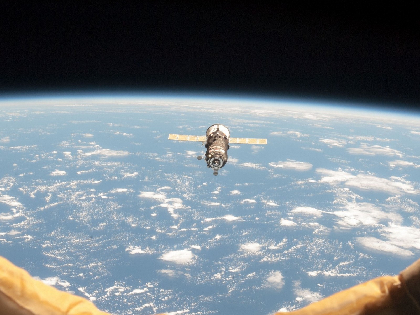 В иллюминаторе космическая станция