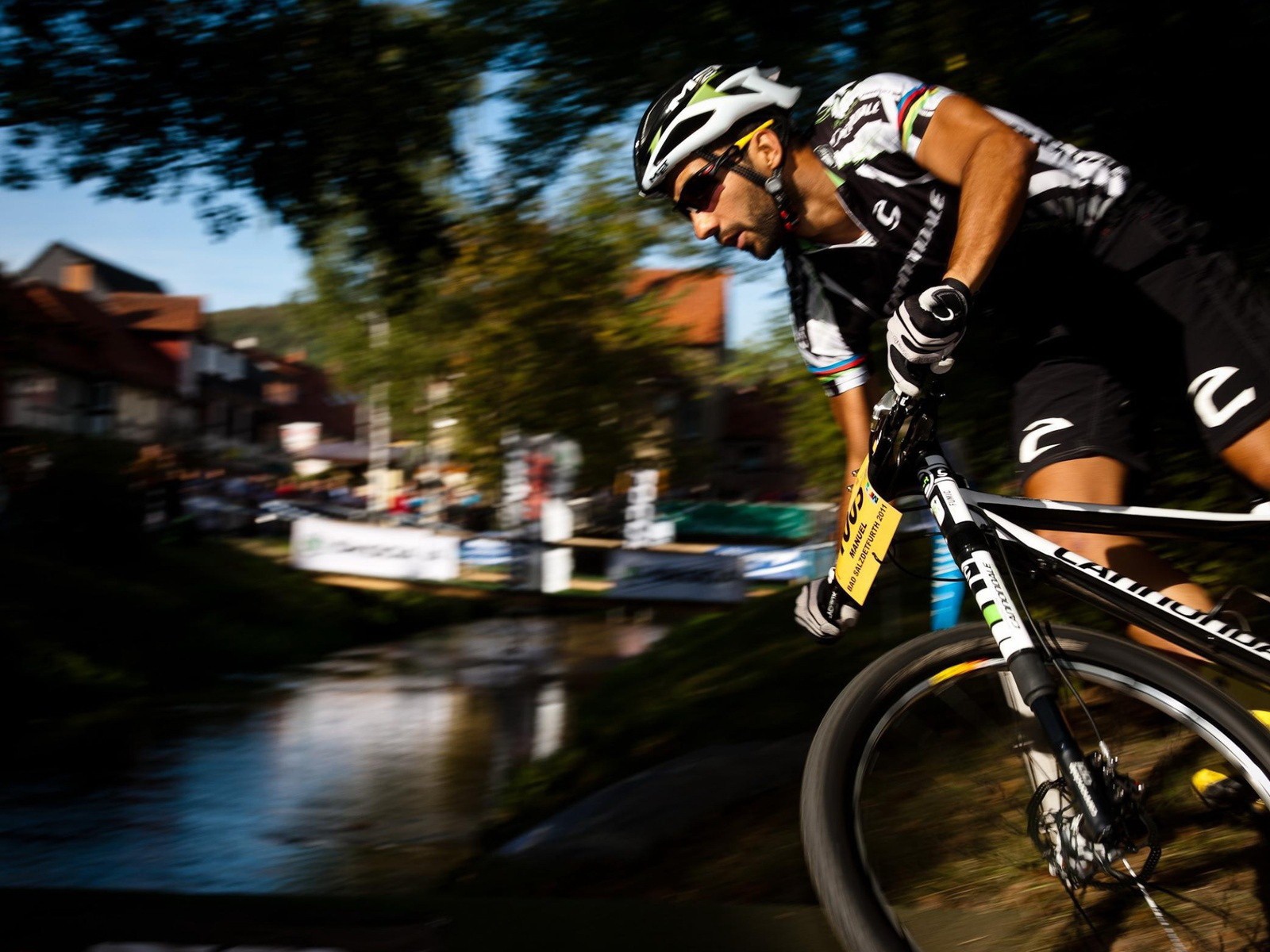 Велосипедист на краю водоема