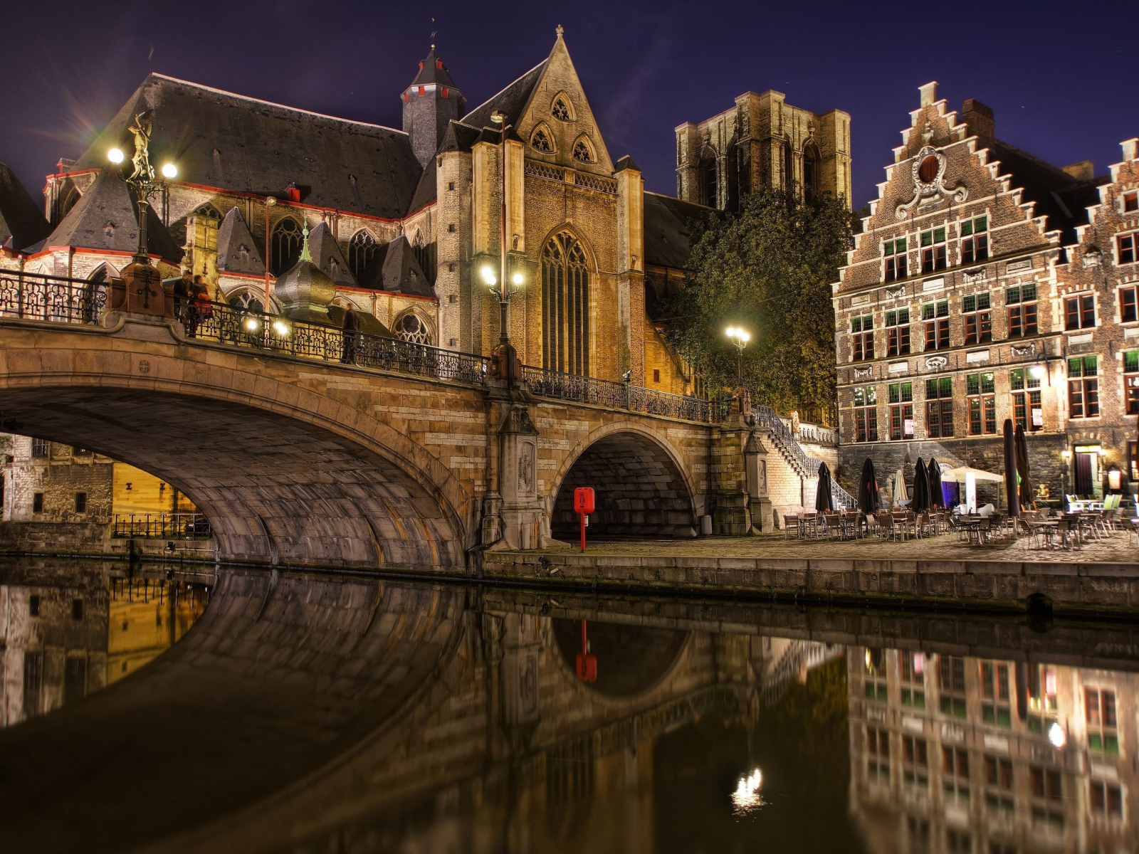 Старинные дома и мост в Брюгге, Бельгия