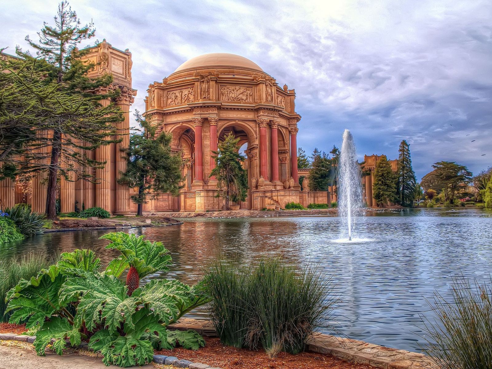 Величественные старинные сооружения