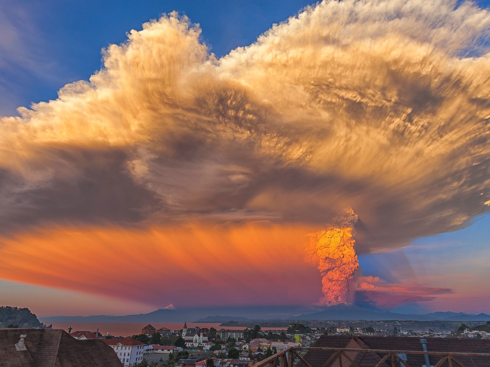 Необычное облако над вулканом Кальбуко, Чили