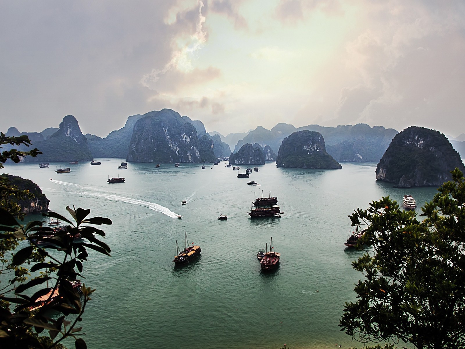 Корабли в бухте Халонг, Вьетнам