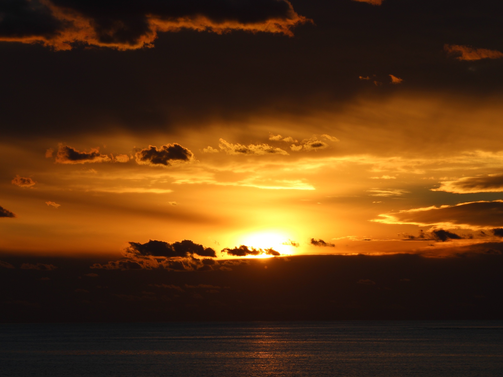 Фантастический закат на берегу океана в Австралии