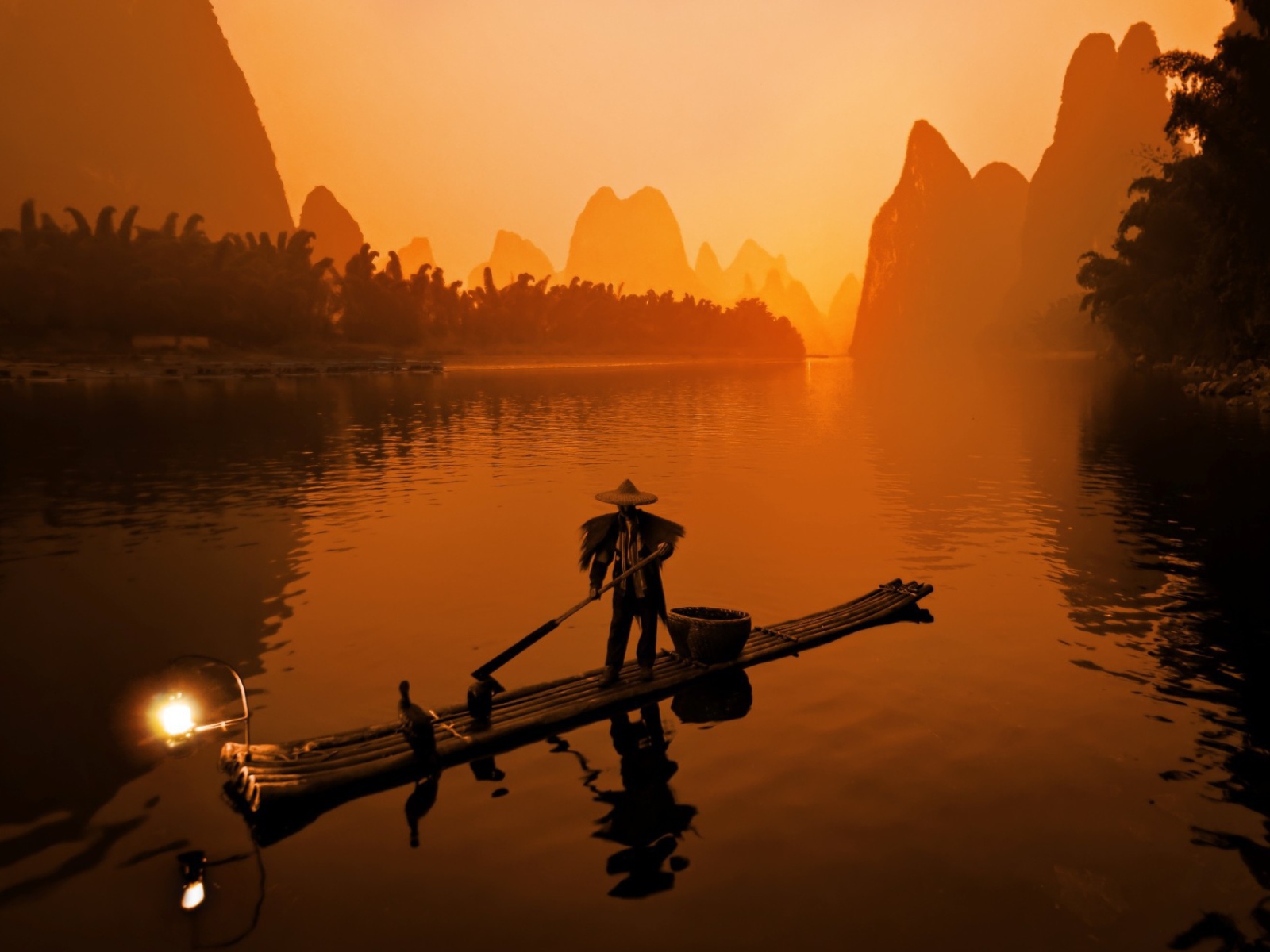 Китайский рыбак на восходе солнца