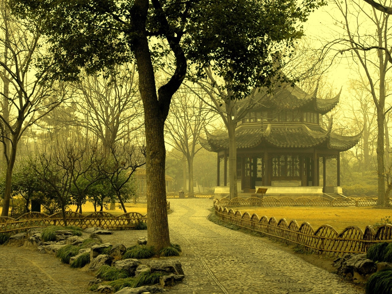 Китайская беседка в парке