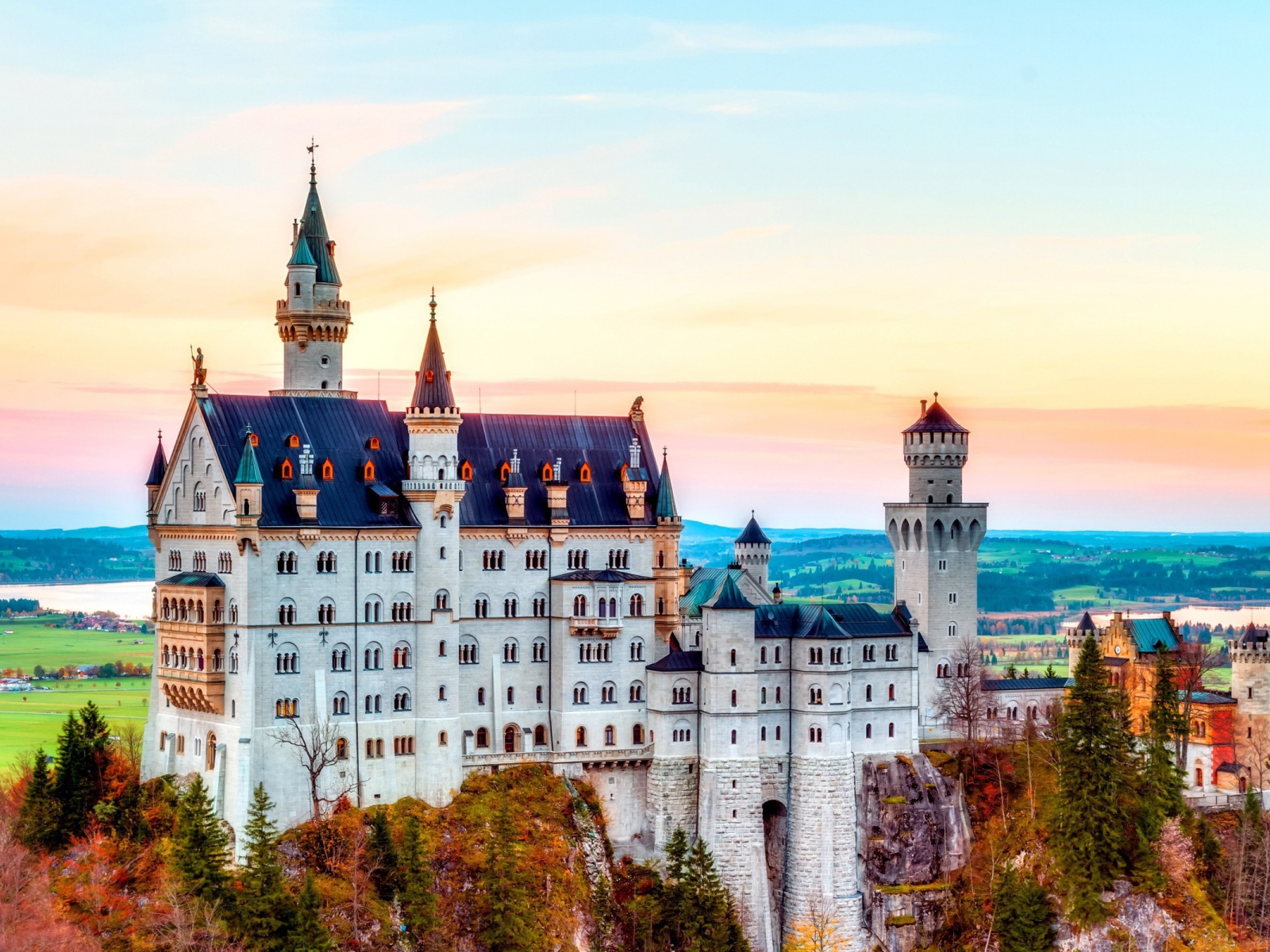 Белый замок в Германии, фото HDR
